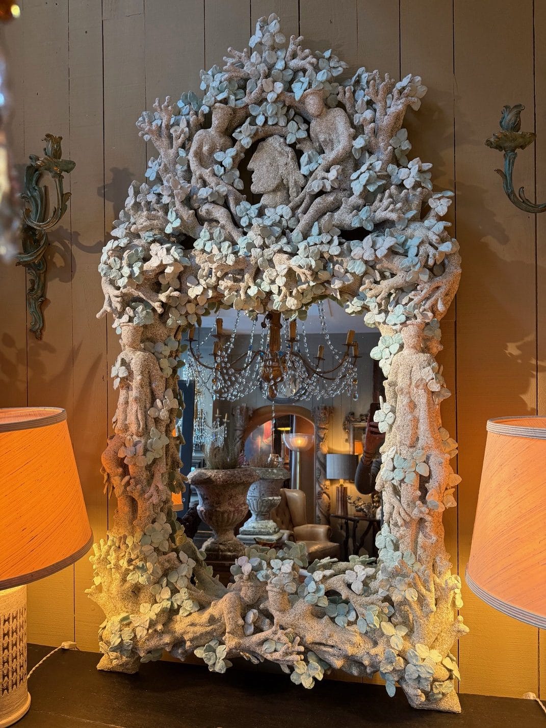 Miroir “feuilles blanches & personnages mi-homme mi-arbre” par Edouard Chevalier – Dec 2025