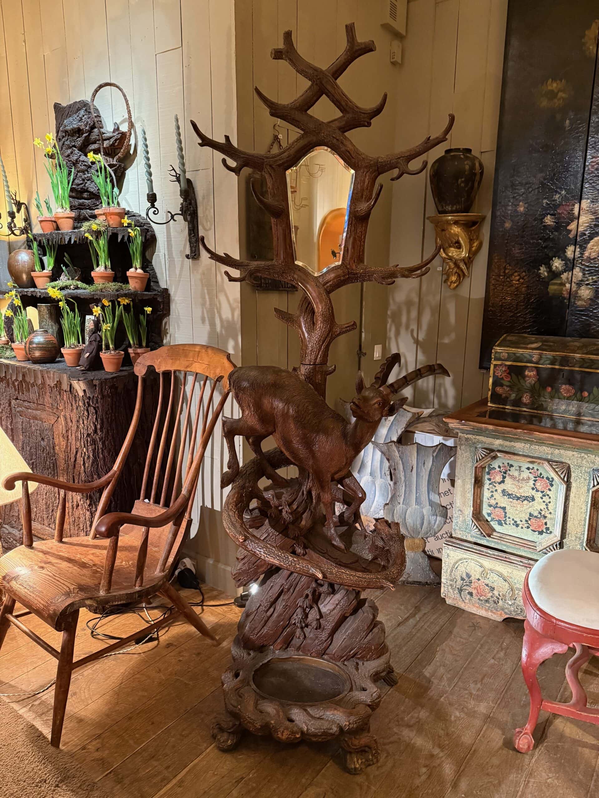 Rare porte manteaux Forêt Noire ” Bouquetin sur un rocher” + miroir biseauté XIXe