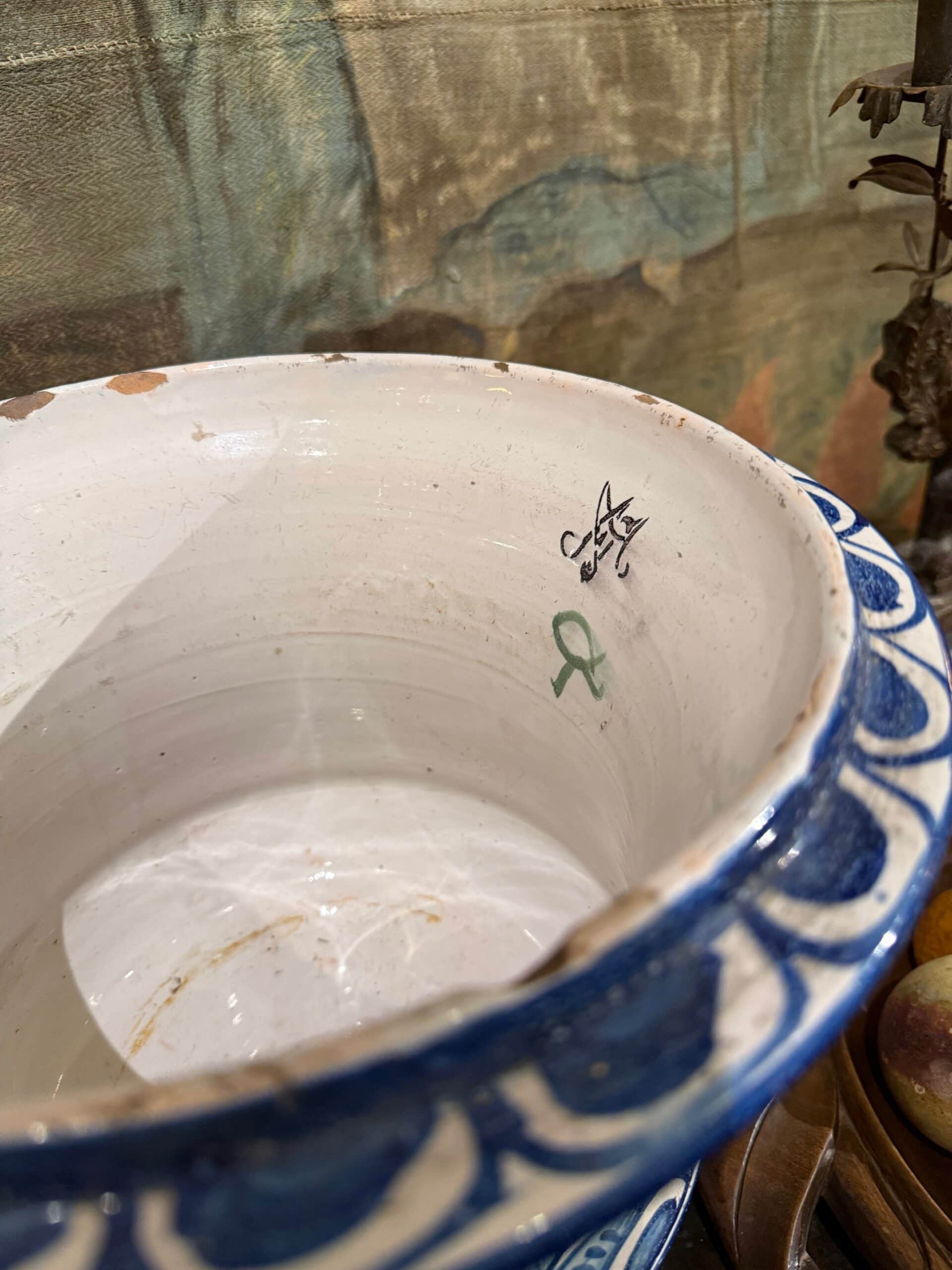 Cache-pot piedouche en Faïence de Nevers par Montagnon - décor Camaieu bleu – Image 2