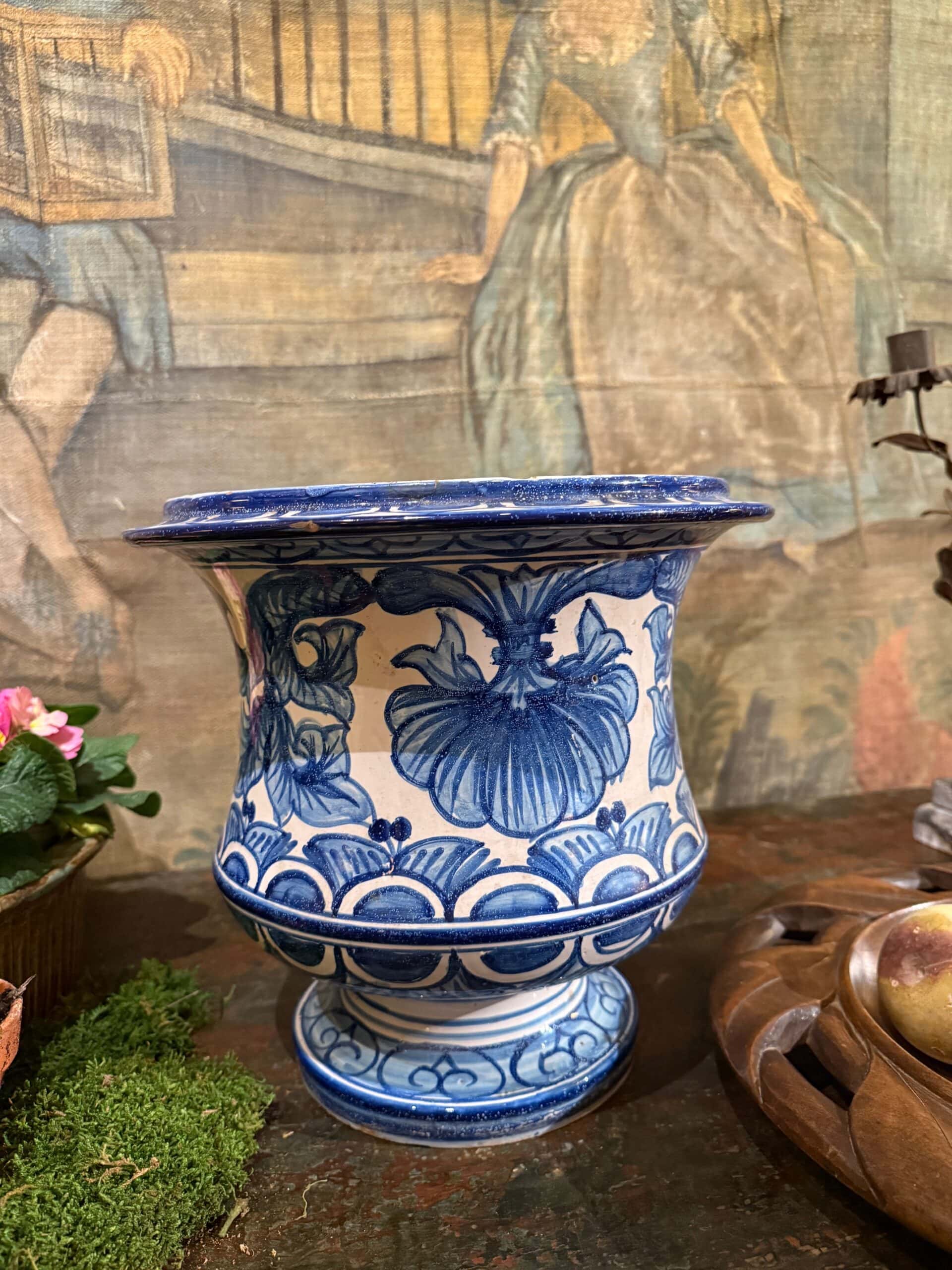 Cache-pot piedouche en Faïence de Nevers par Montagnon – décor Camaieu bleu