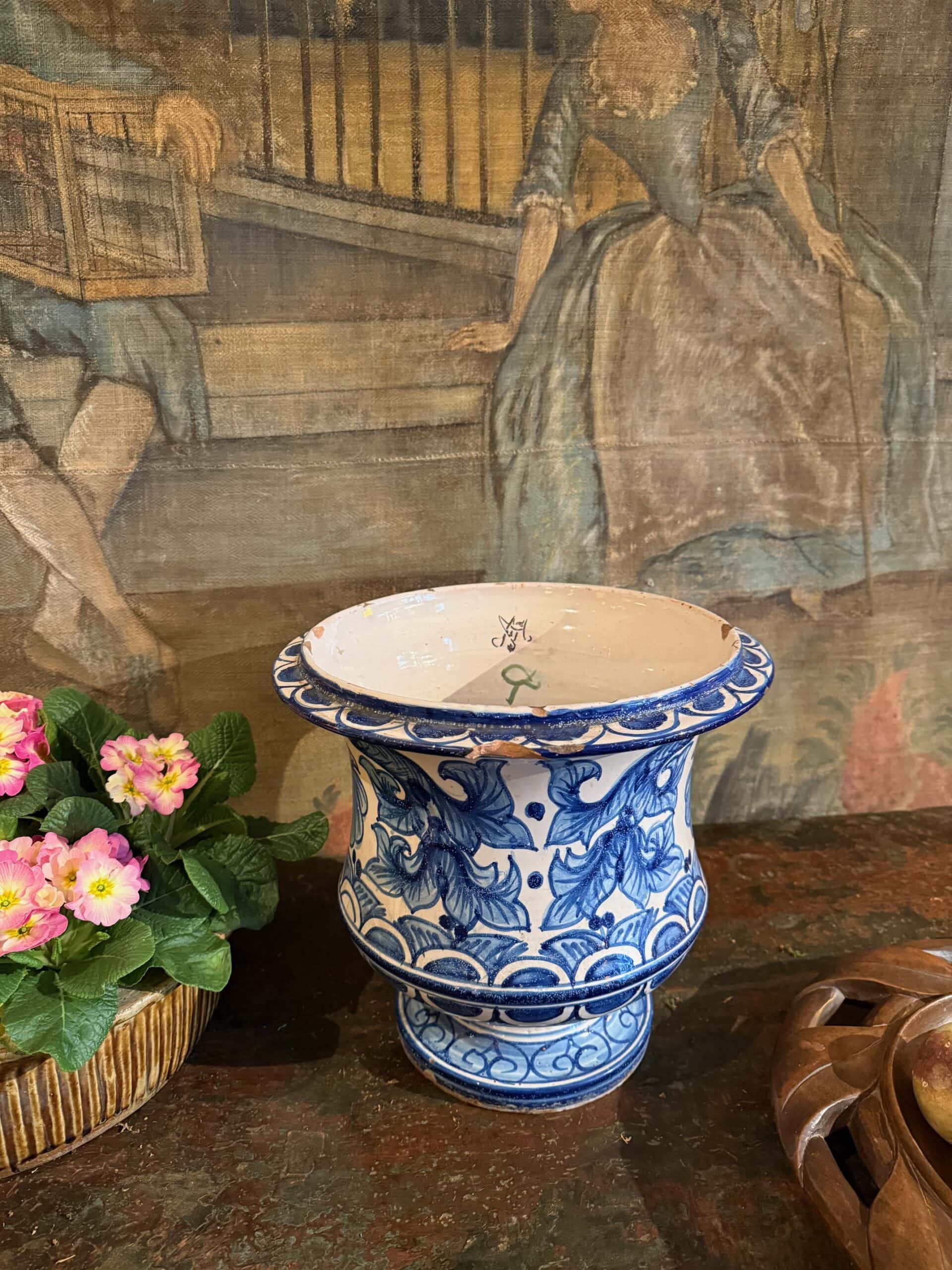 Cache-pot piedouche en Faïence de Nevers par Montagnon - décor Camaieu bleu – Image 4