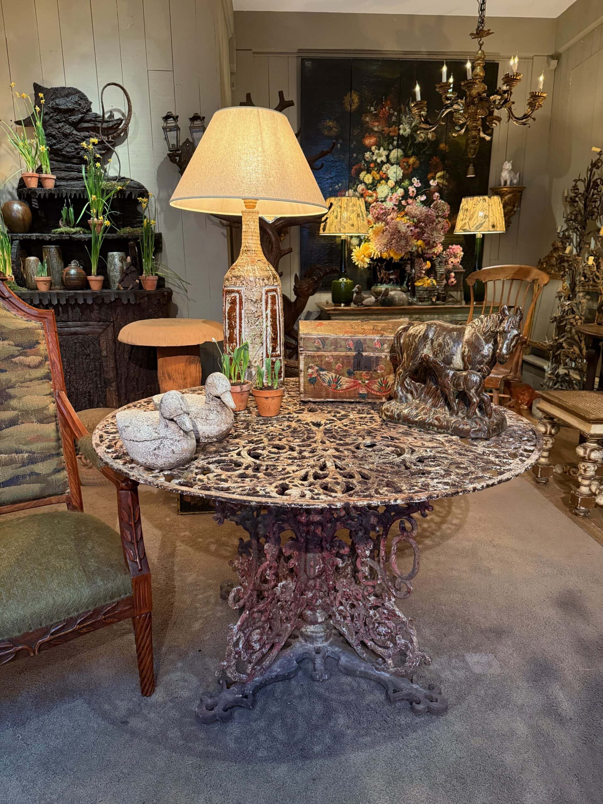 Grand guéridon de milieu en fonte de fer plateau ajouré – D’époque XIXe