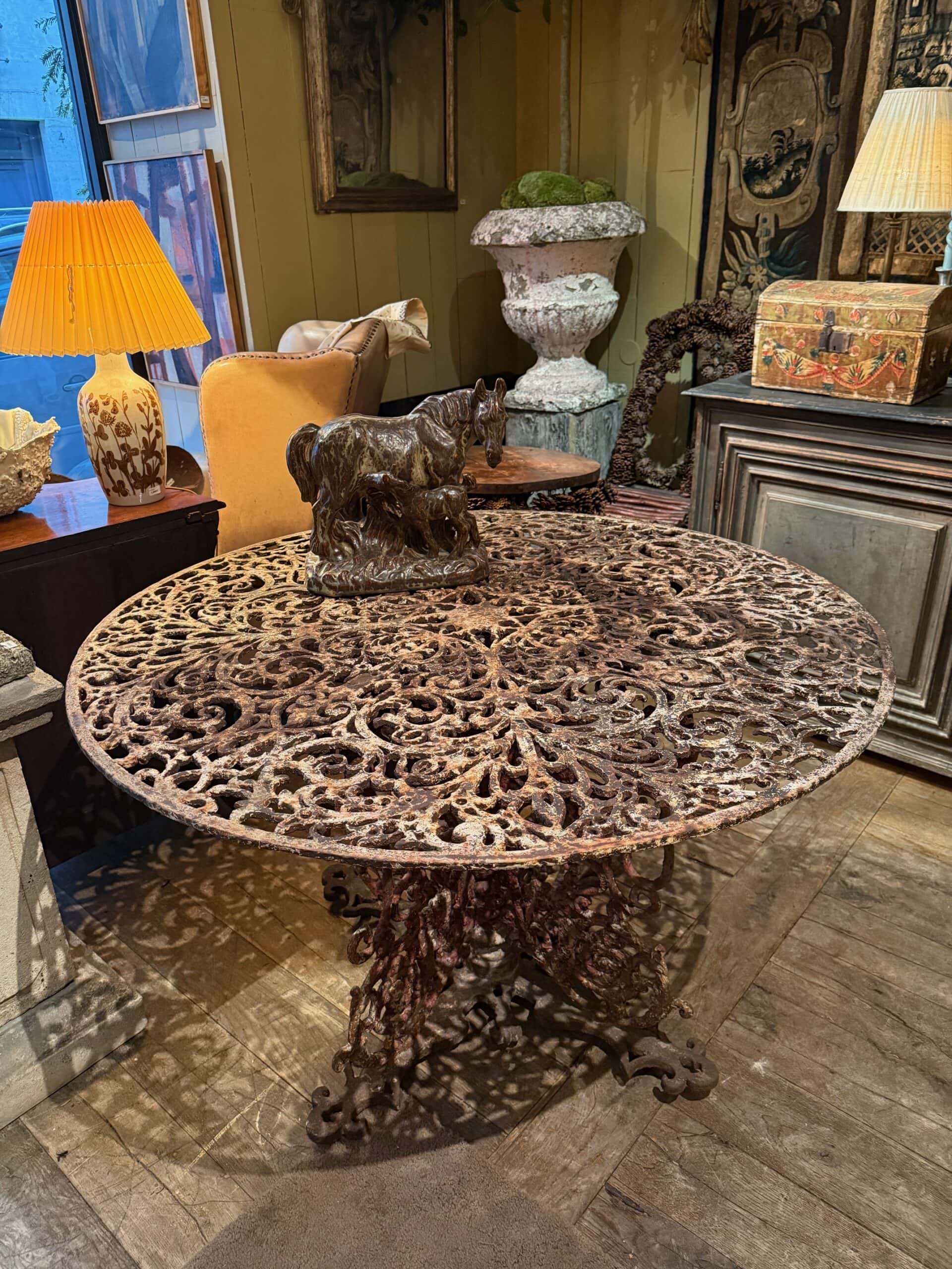 Grand guéridon de milieu en fonte de fer plateau ajouré – D’époque XIXe