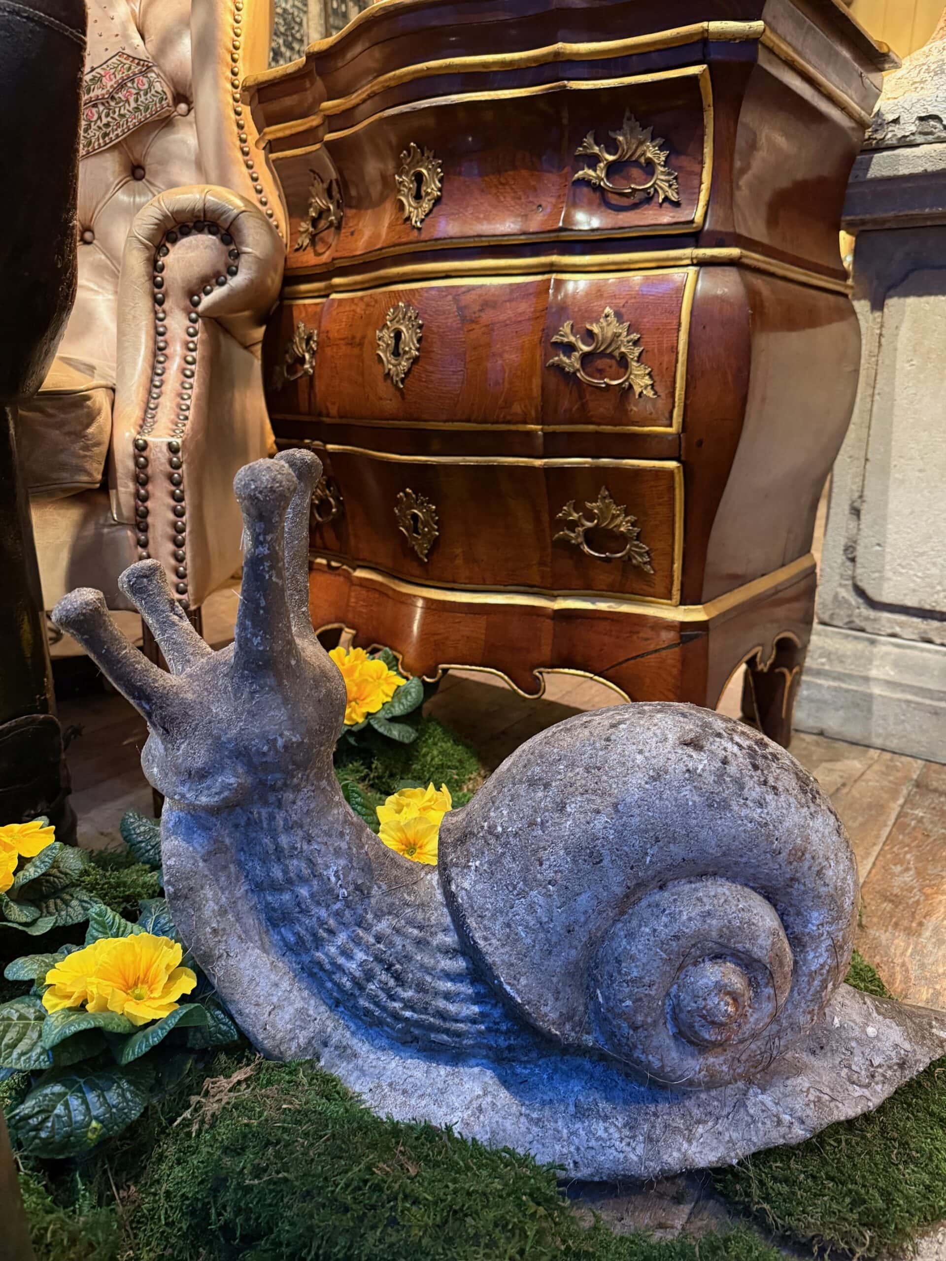 Escargot de jardin en ciment patiné ca.1950