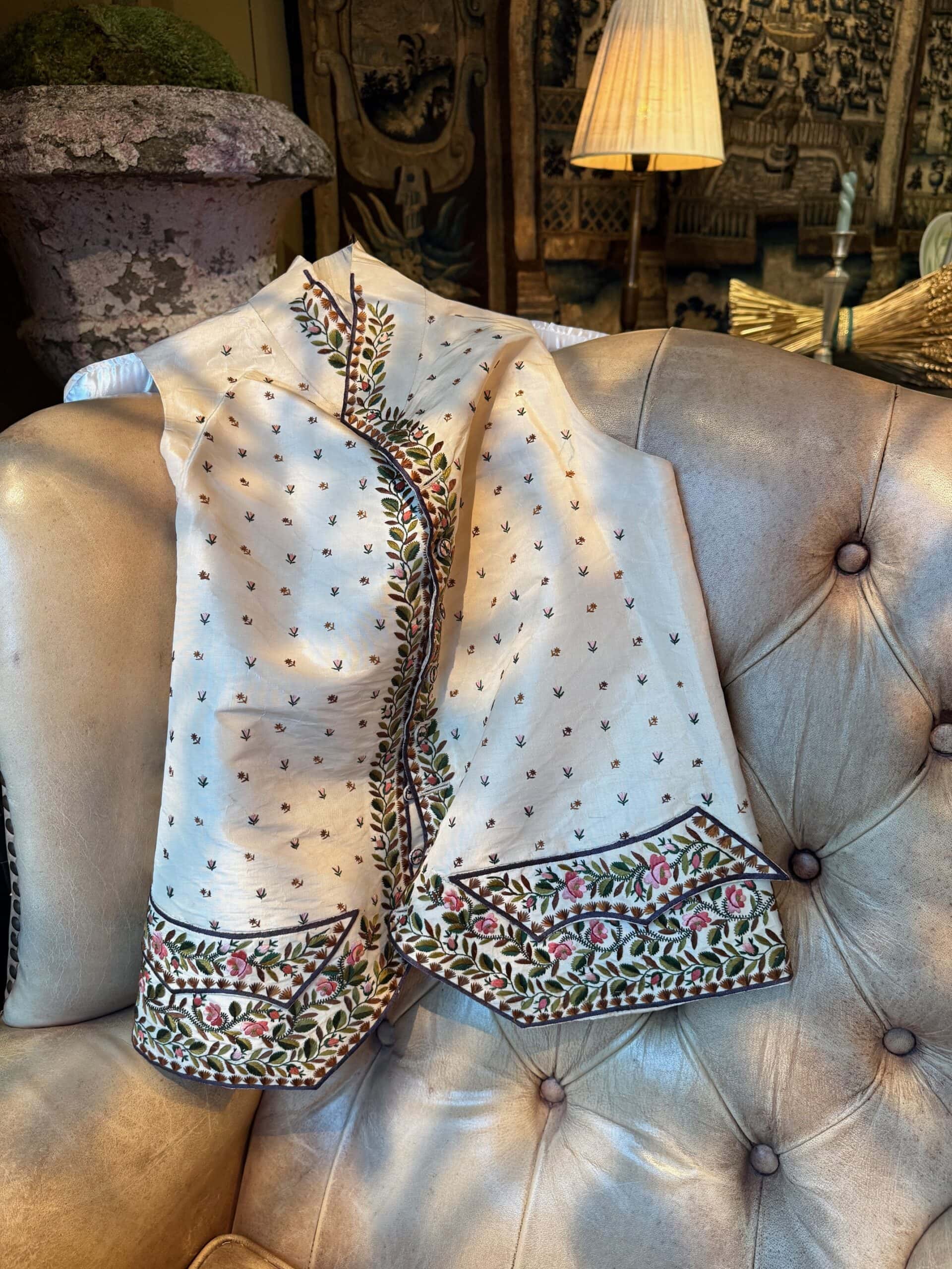 Gilet d’homme en soie ivoire brodée – Angleterre ca.1790