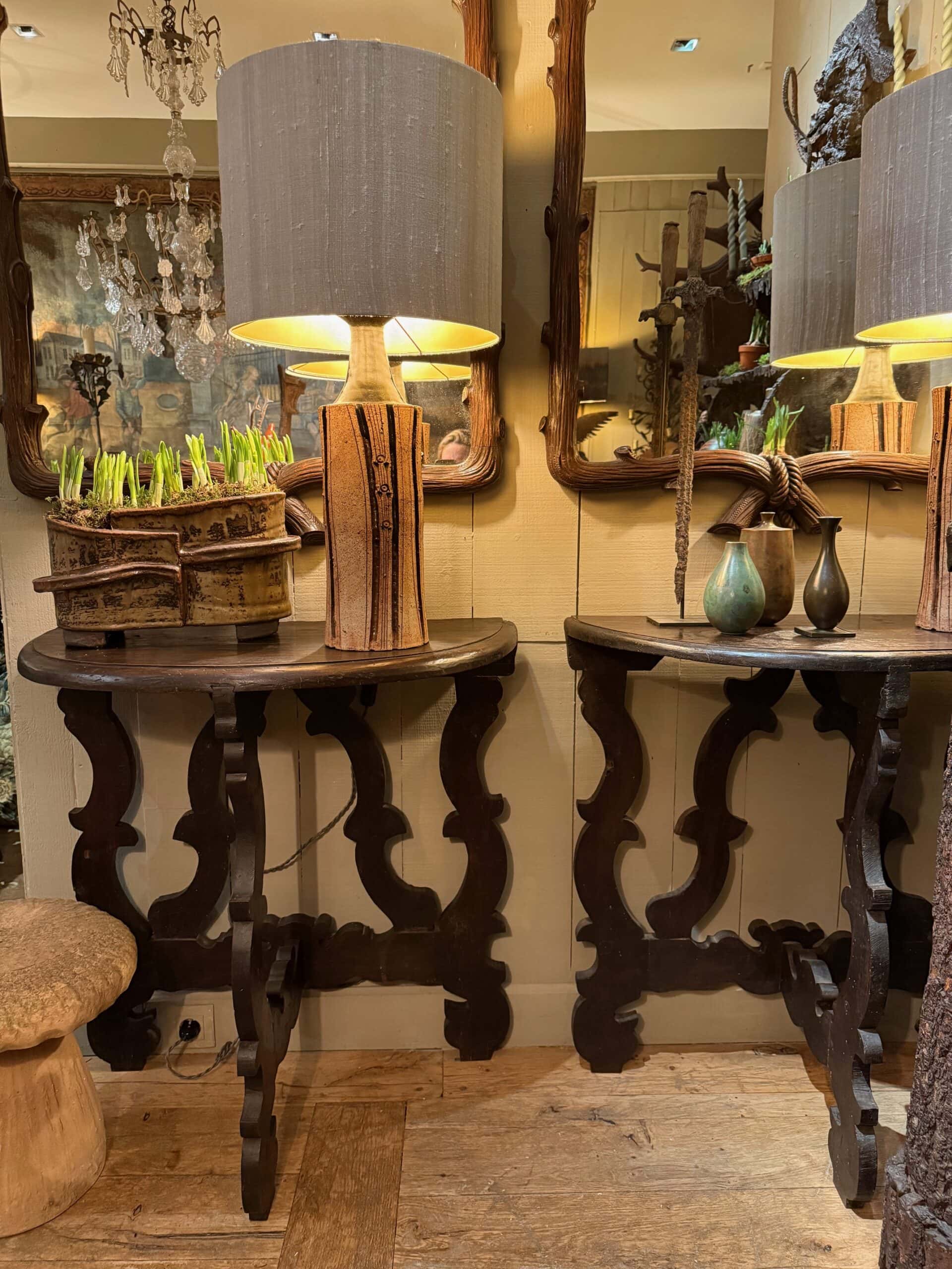 Paire de petites consoles Italiennes en noyer XIXe