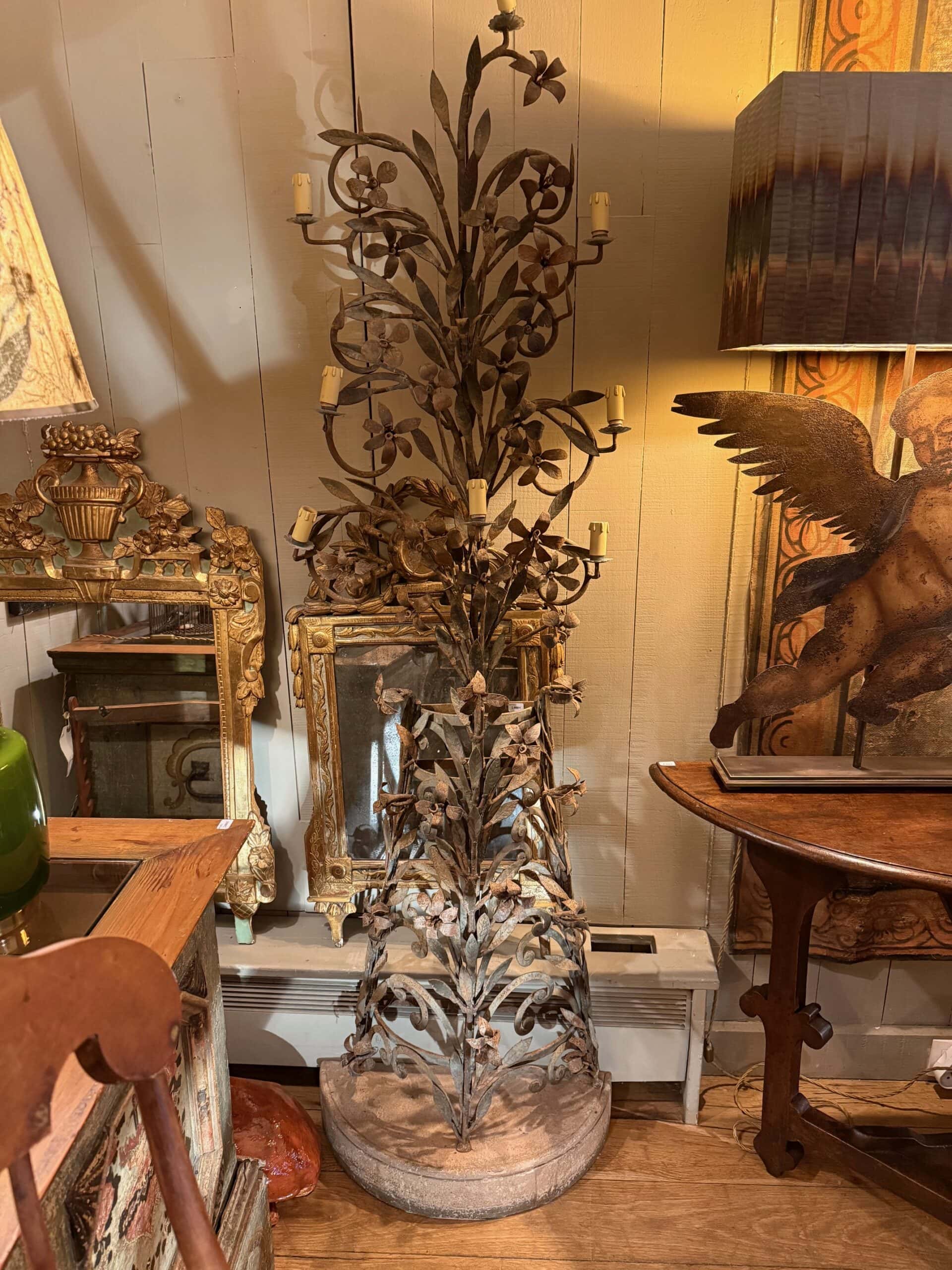 Lampadaire/Pique-cierge en fer forgé Orné de fleurs de lys sur base en pierre – Italie XIXe