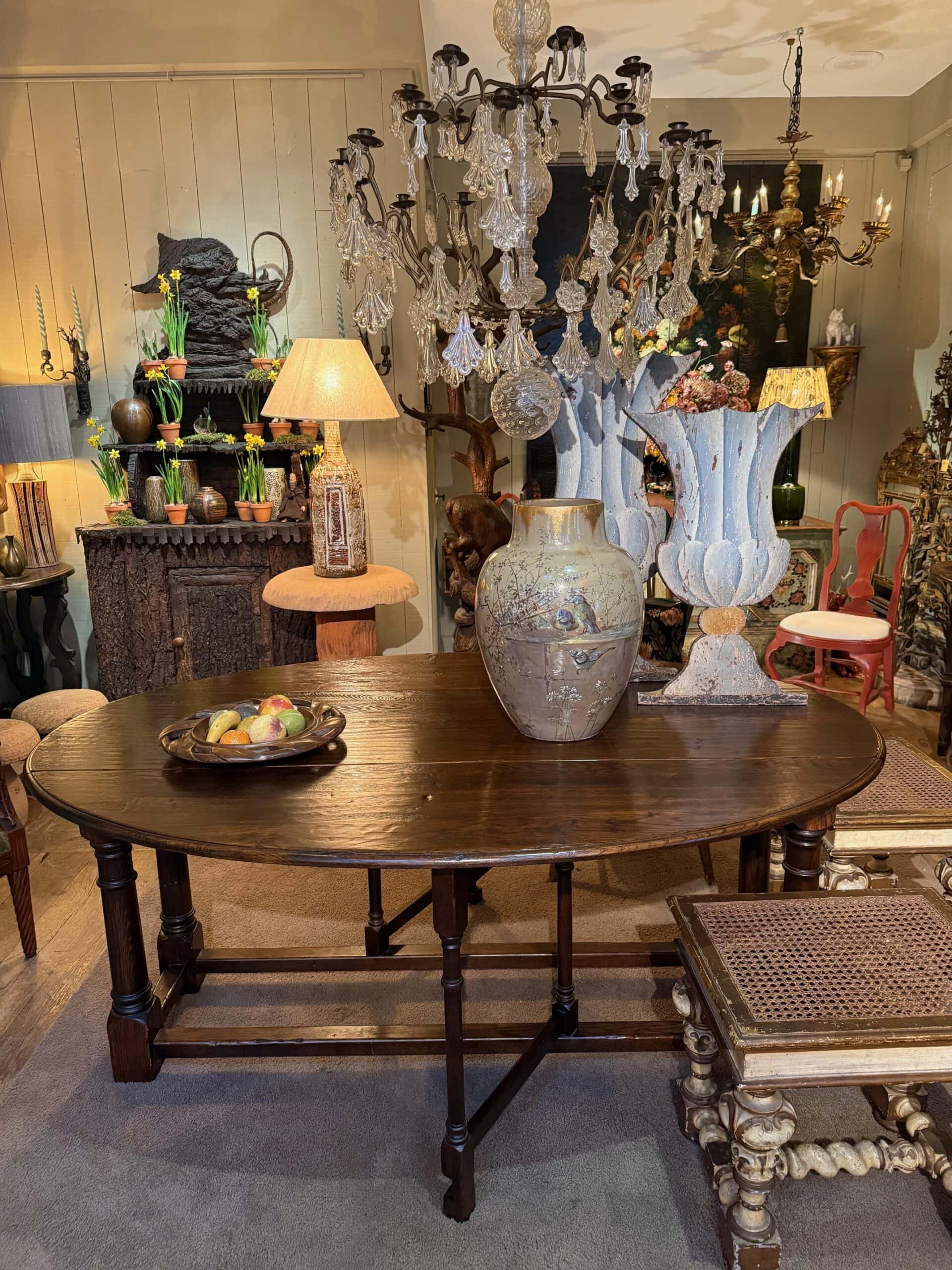 Table ovale en chêne patine brune – dite getleg- France XIXe