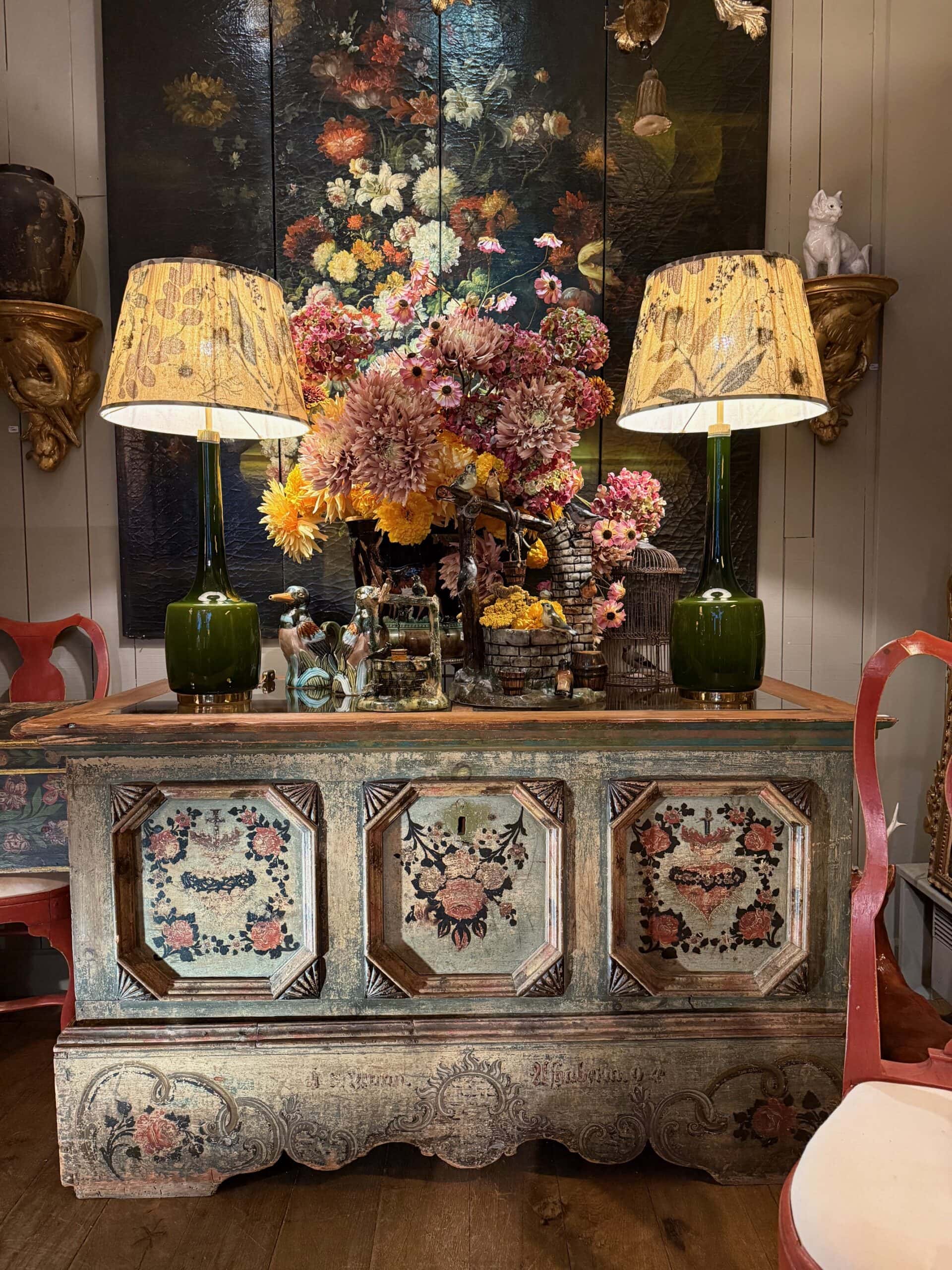 Comptoir de magasin en bois peint décor Alpin d’époque XIXe