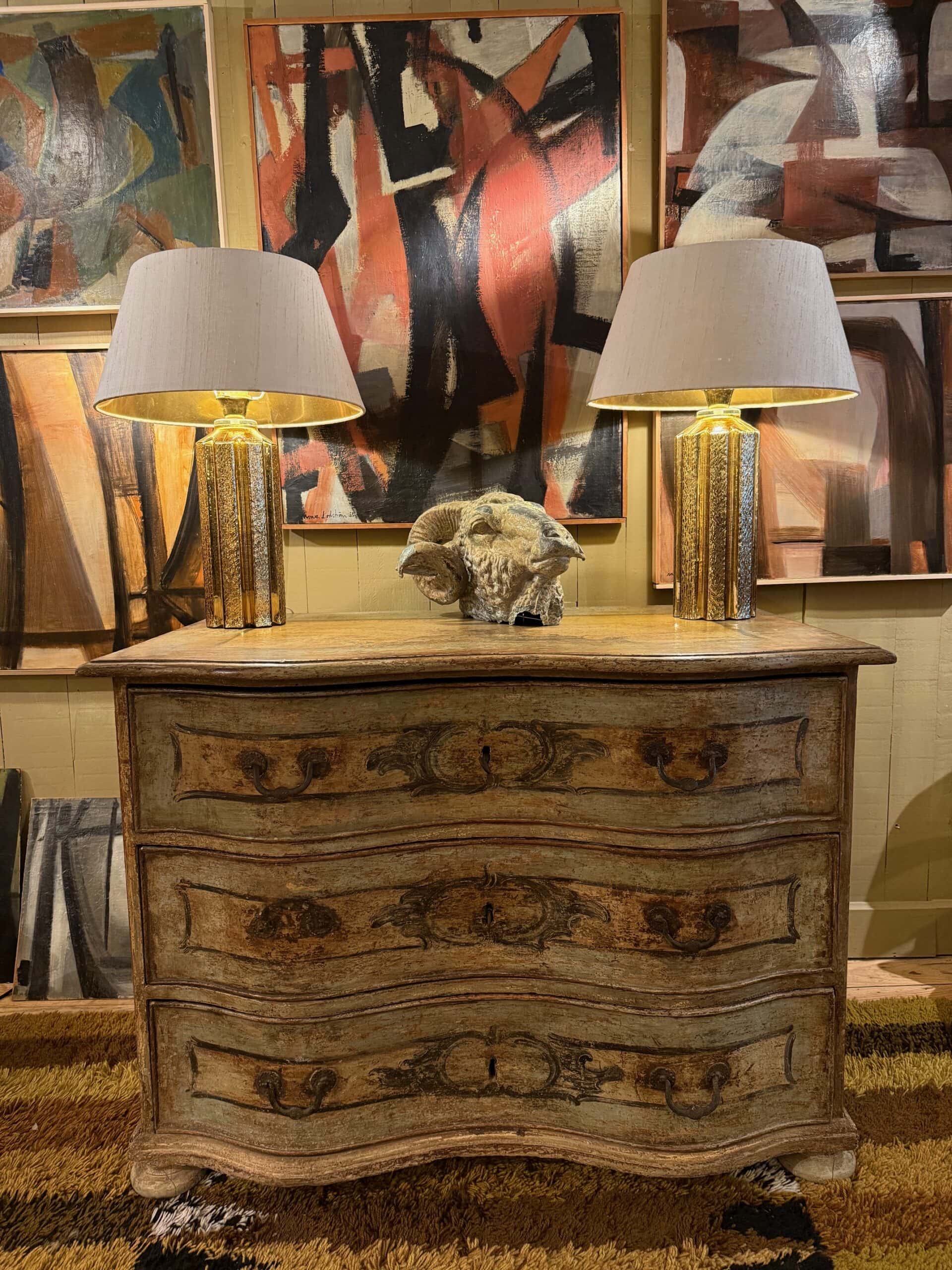 Commode en bois peint double galbe en bois peint patine vert pâle ca.1890