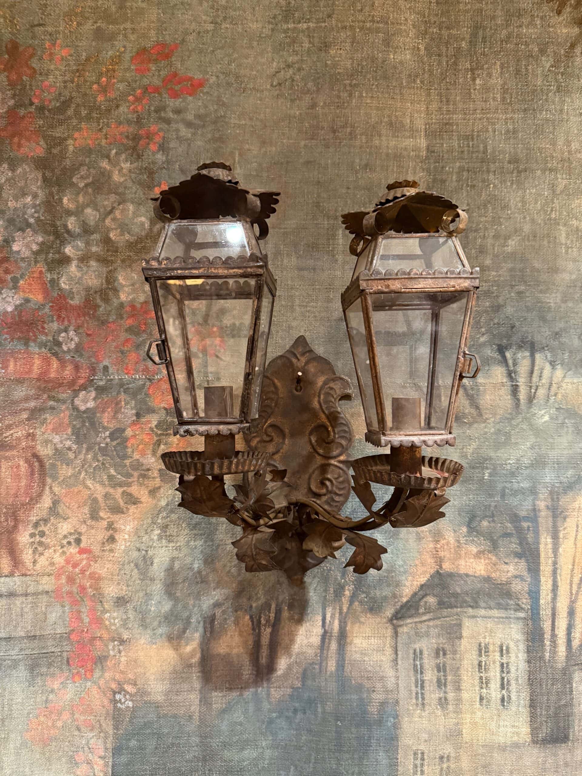 Paire d’appliques à deux bras Lanternes en tôle ouvragée- France XIXe