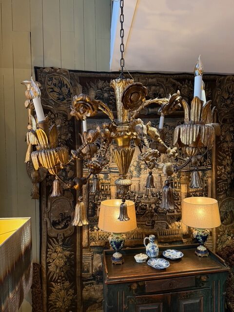 Très grand lustre en bois doré XVIIIe motifs Camélia & têtes de lion