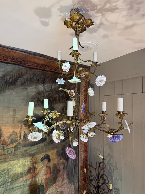 Lustre en bronze doré et fleurs en porcelaine – France XIXe