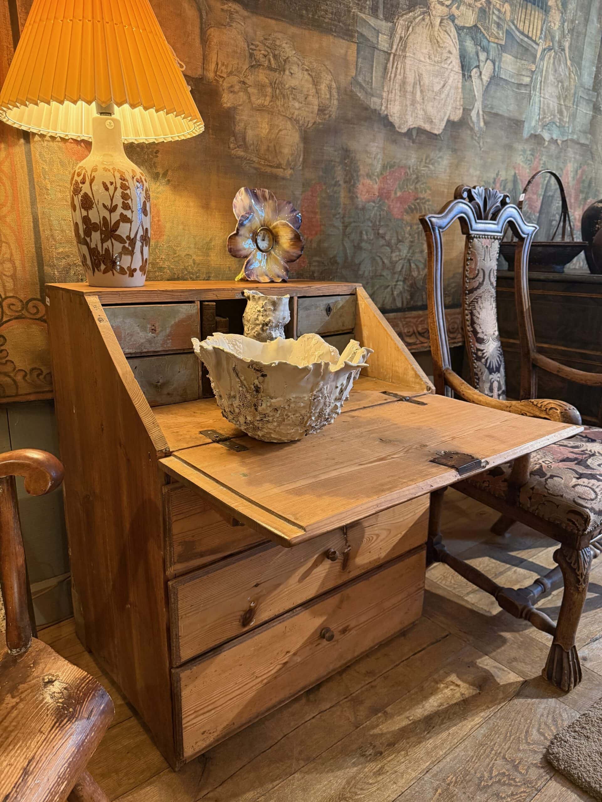 Petit commode scriban en pin naturel ca.1800