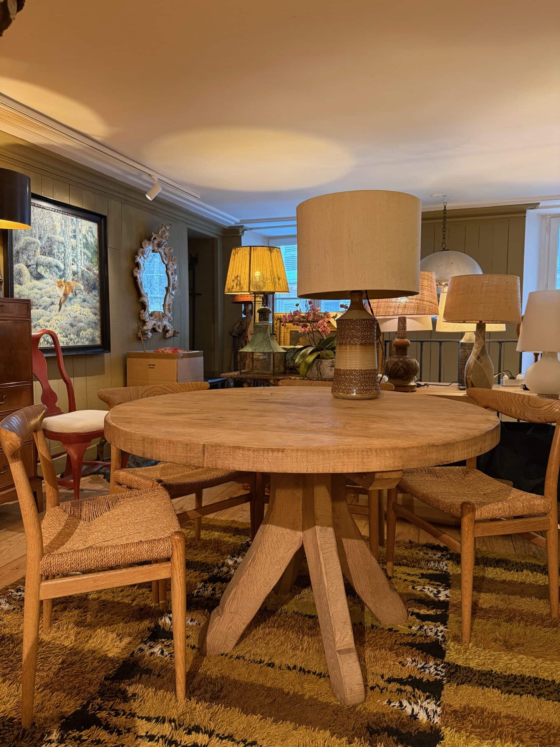 Table ronde brutaliste en chêne brut par De Puydt ca.1970