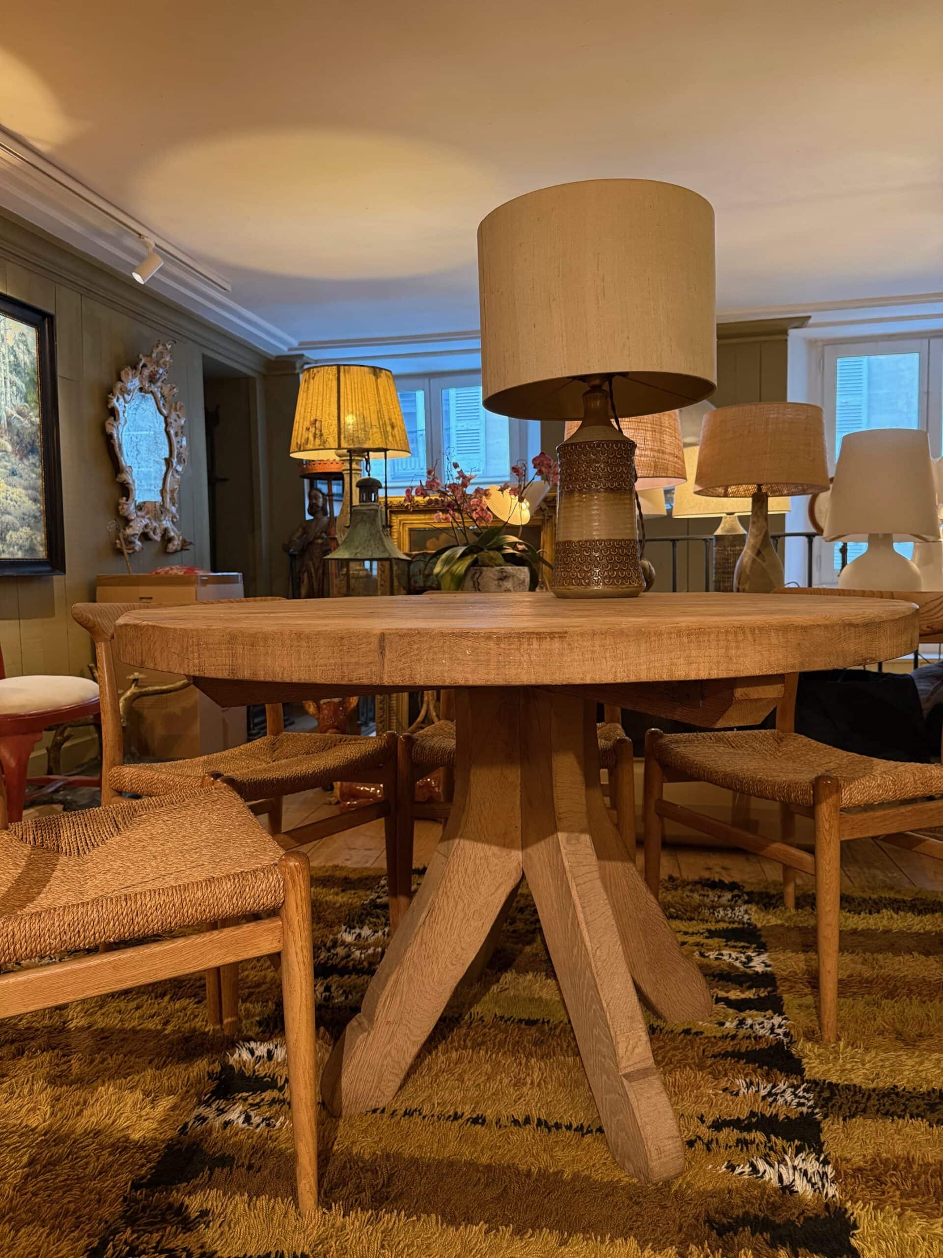 Table ronde brutaliste en chêne brut par De Puydt ca.1970 – Image 4