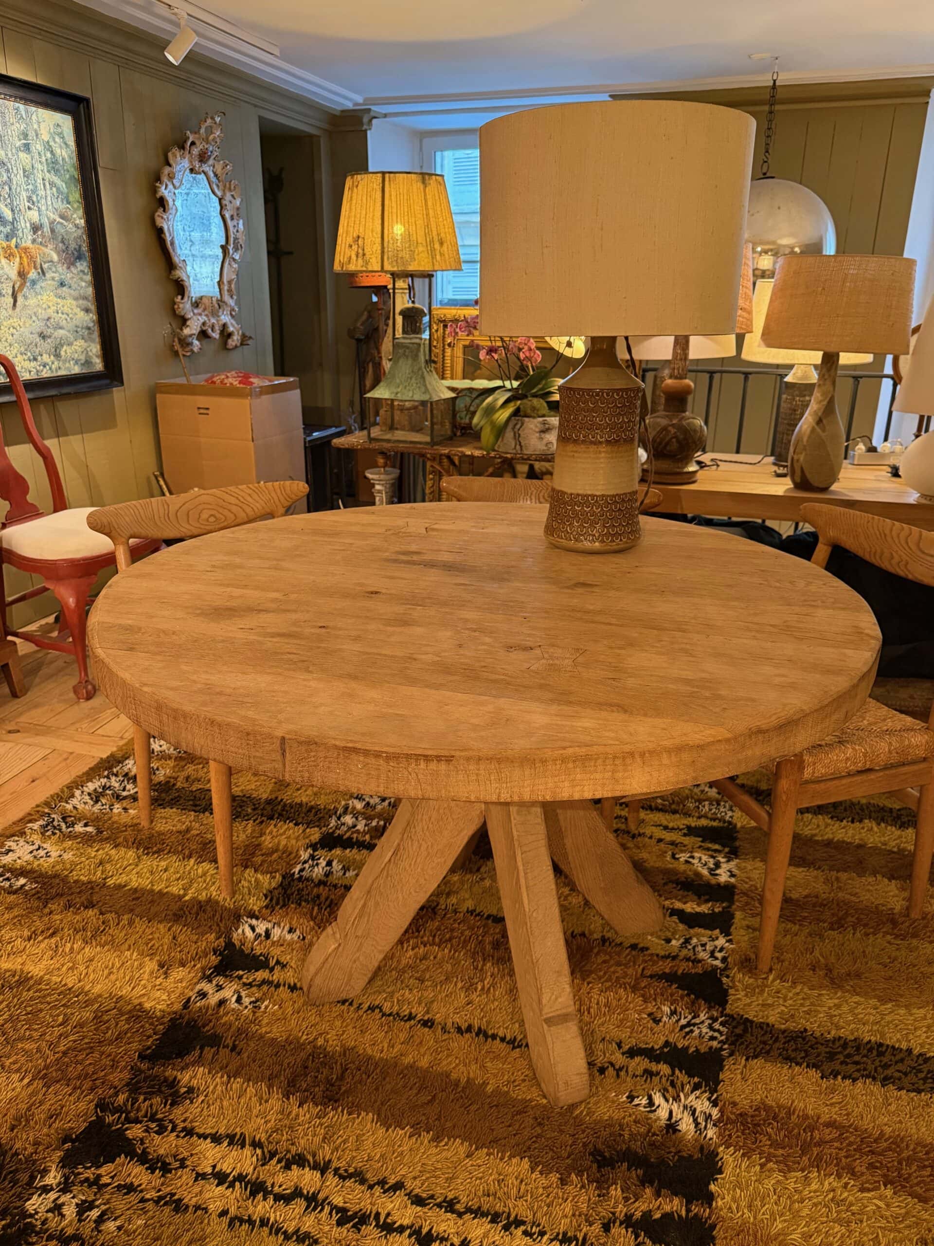 Table ronde brutaliste en chêne brut par De Puydt ca.1970 – Image 3