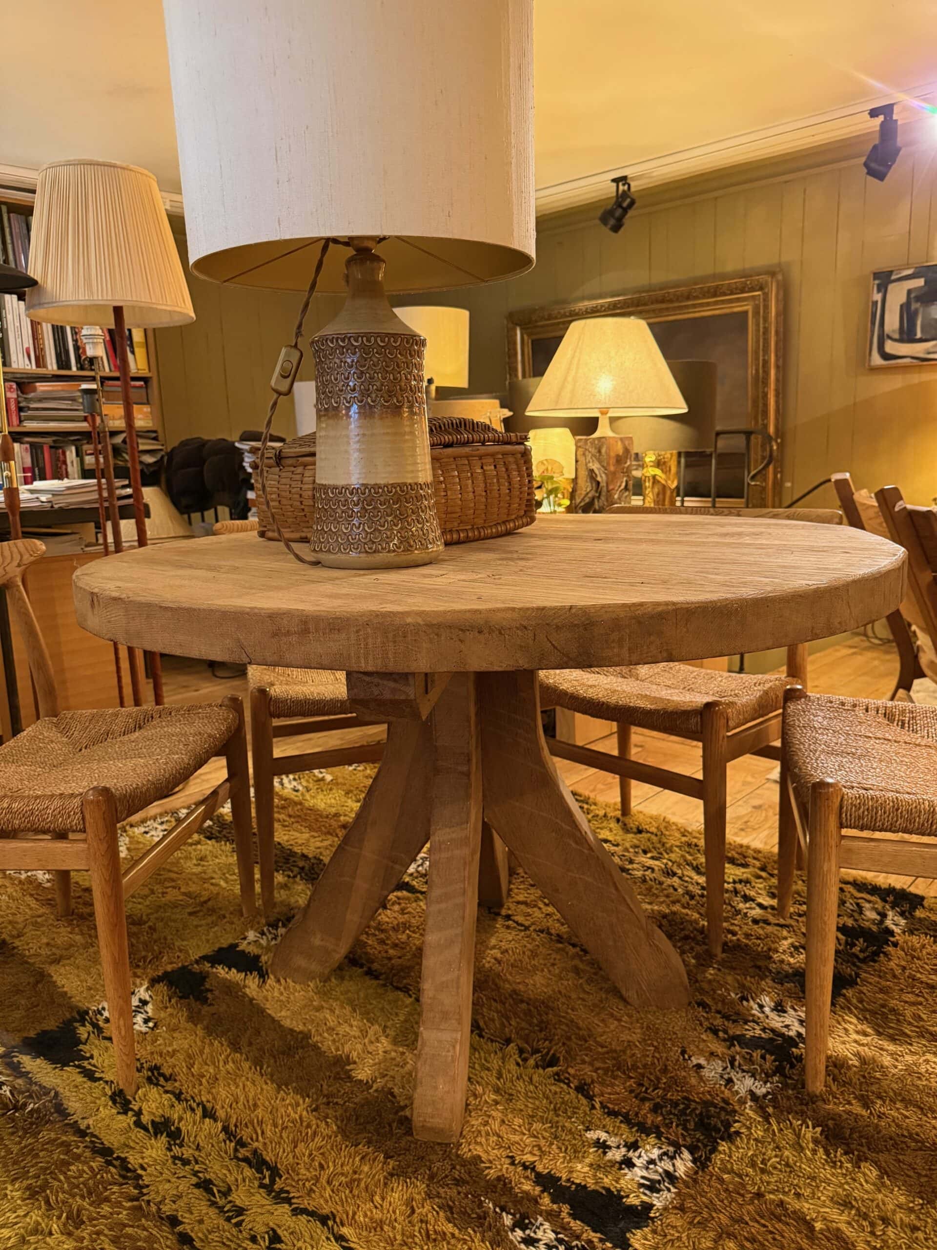 Table ronde brutaliste en chêne brut par De Puydt ca.1970 – Image 2