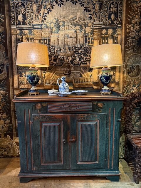 Buffet Gustavien décor à godrons – en bois sculpté et peint bleu indigo – Suède 1832