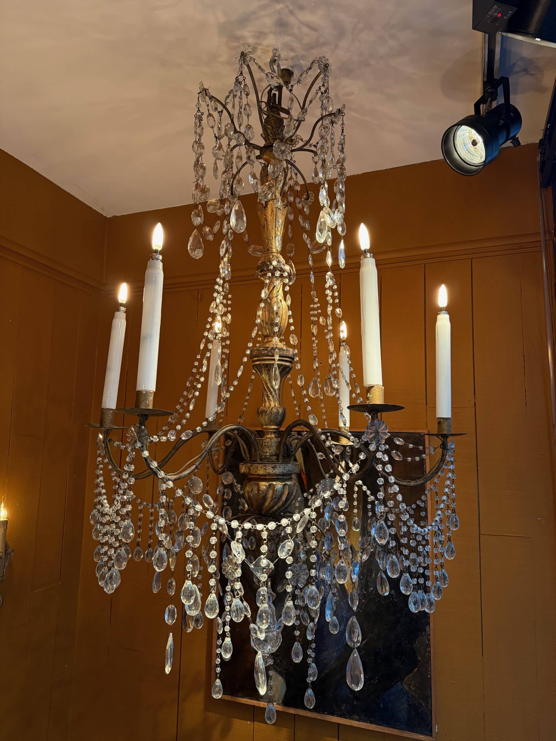 Paire de grands lustres Génois bois doré et briolettes de cristal taillé – ca.1880