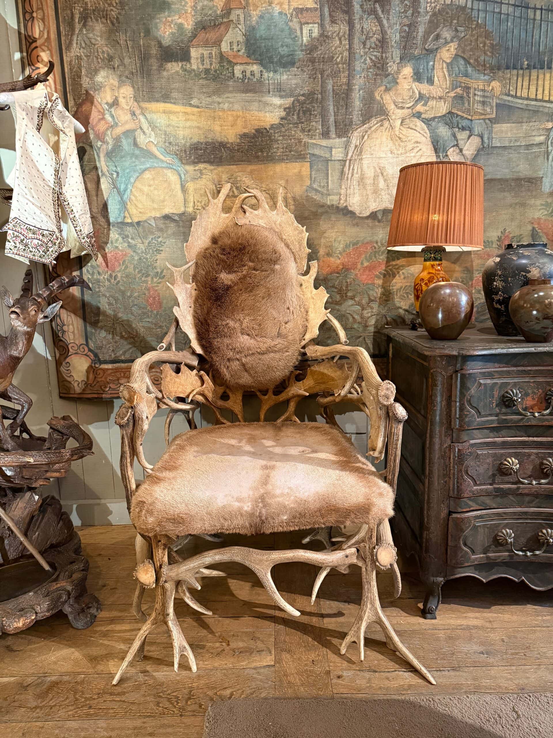 Paire de grands fauteuils bois de cerfs clairs – France XIXe