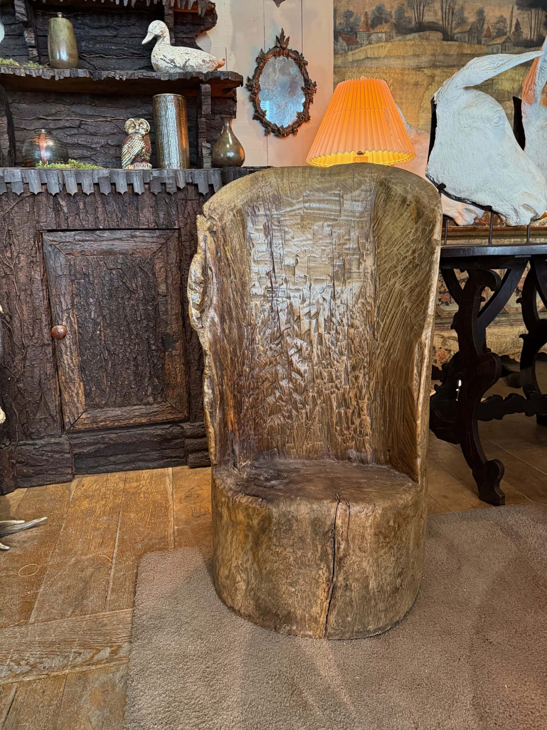 Fauteuil tronc “massif” en pin sculpté Irlandais XIXe