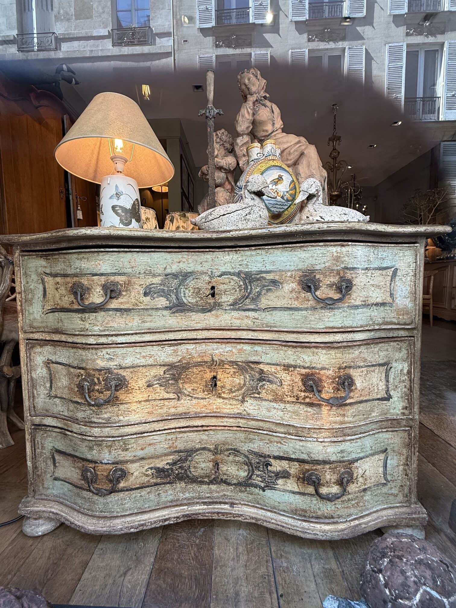 Commode Louis XV à double galbe en bois peint patine vert pâle ca.1890