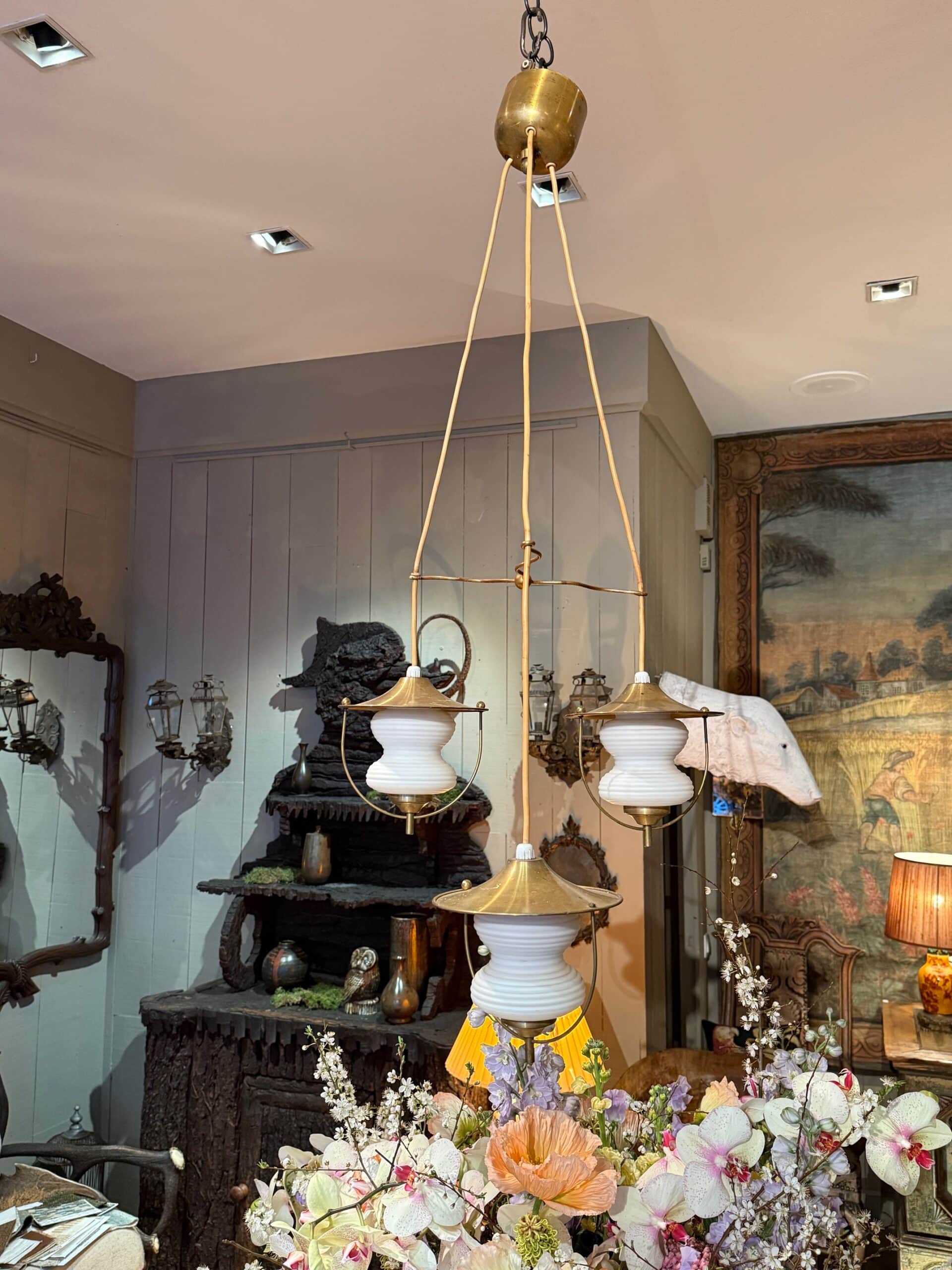 Suspension 3 lanternes en verre opalin & laiton doré – Danemark ca.1960