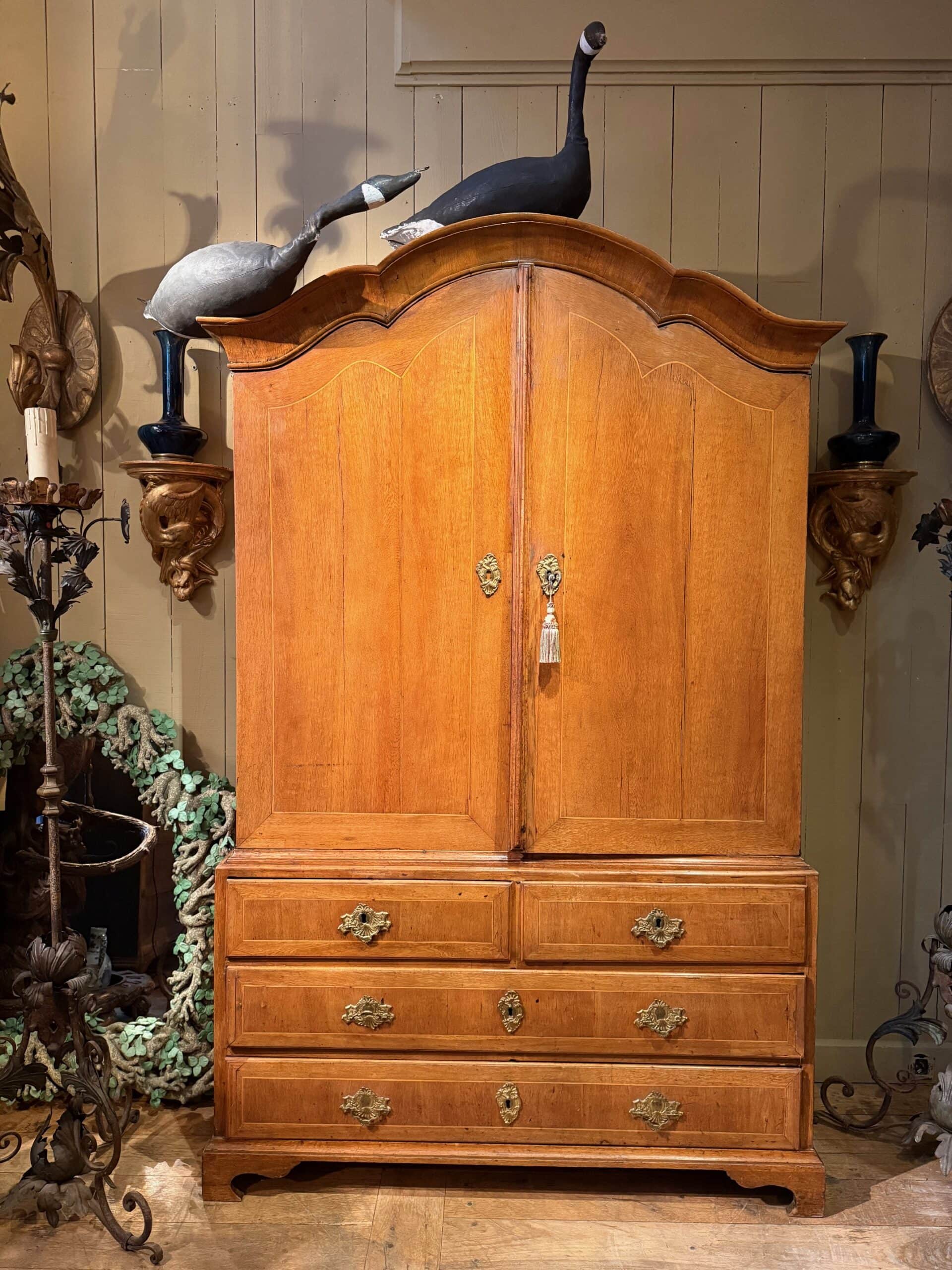 Grand vaisselier double corps en chêne clair ca.1800