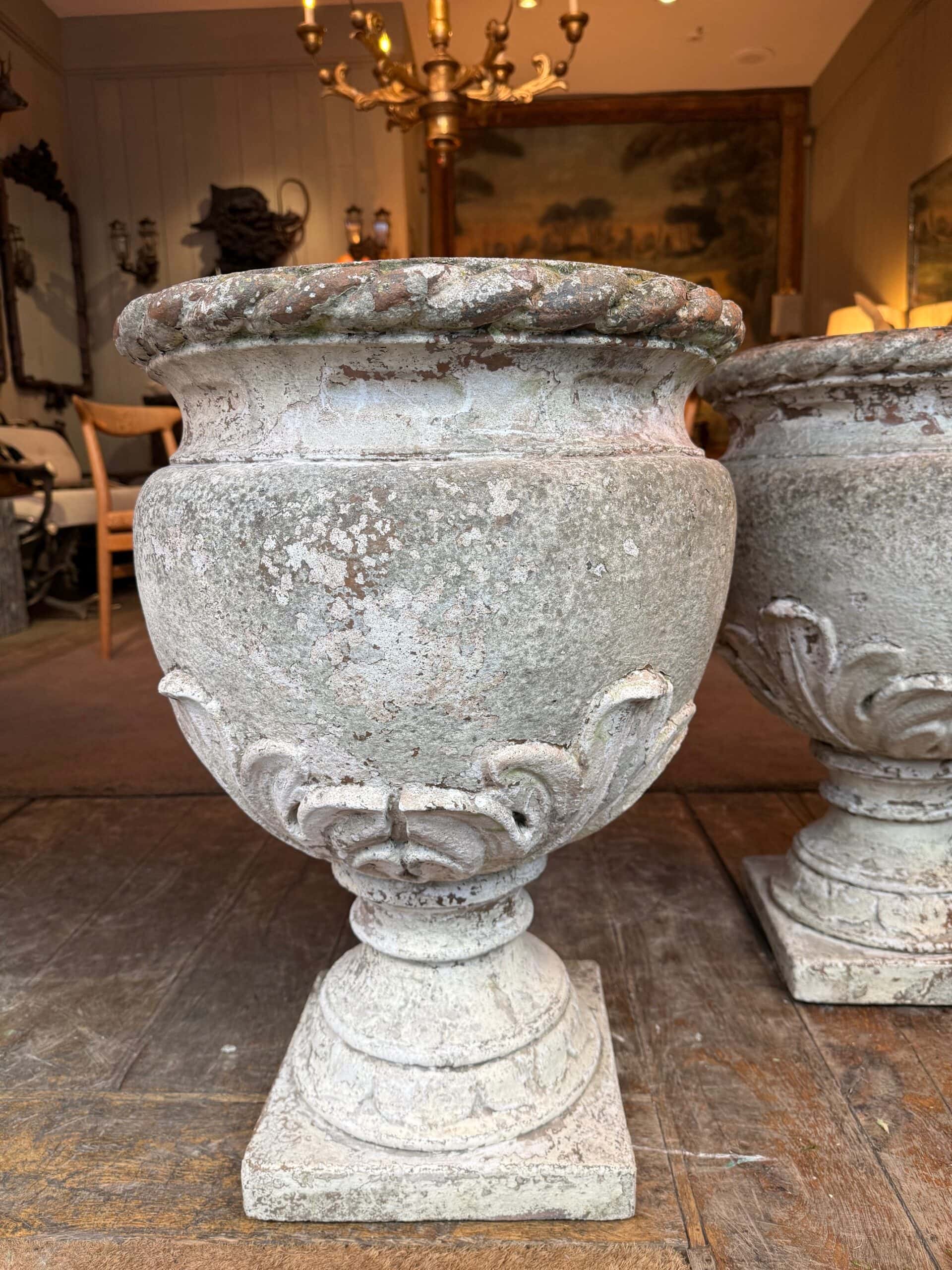 Paire de grands vases en pierre sculptée – décor feuilles d’Acanthes – France XIXe