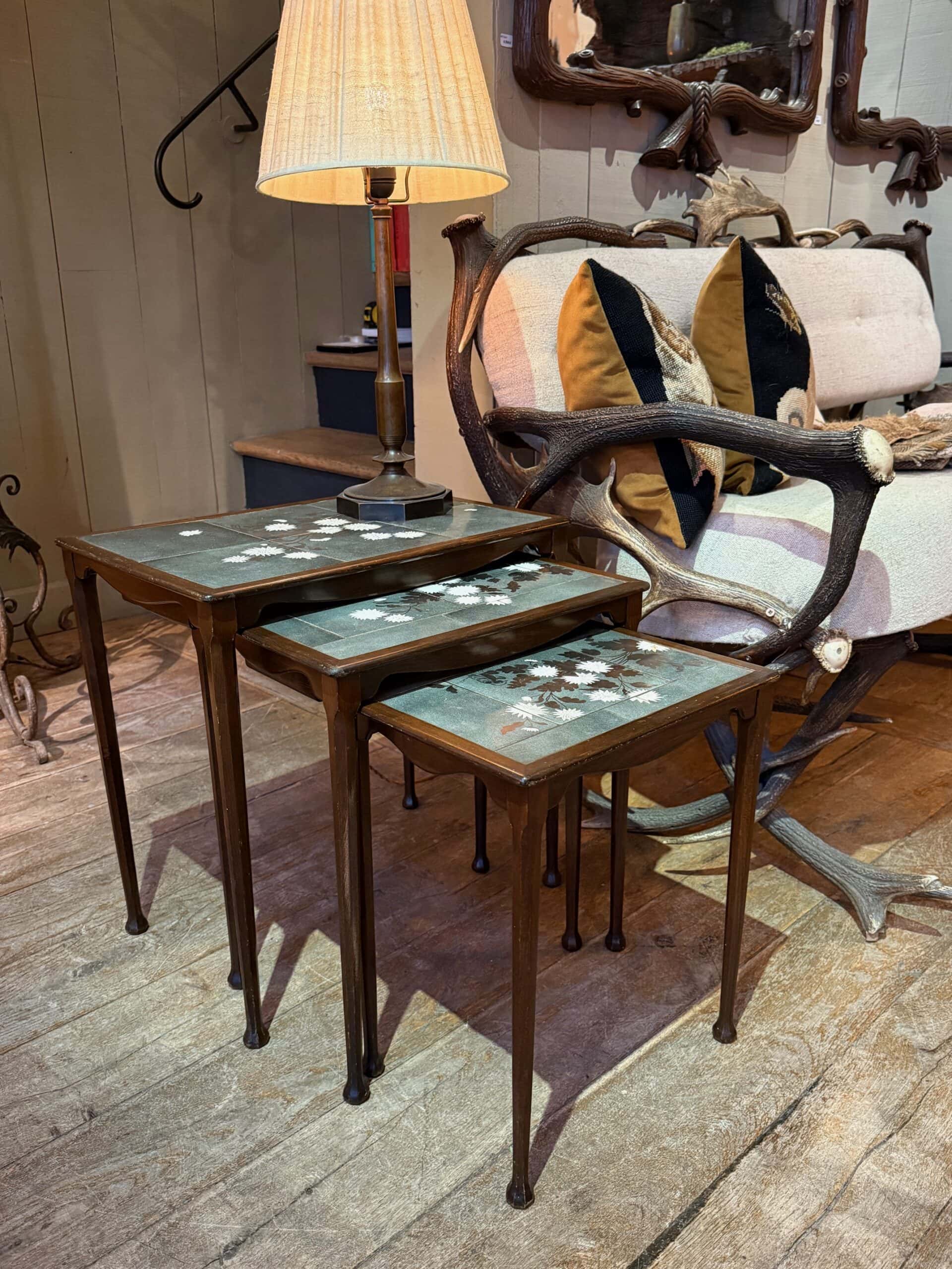 Jeu de 3 tables gigognes bois et céramique peinte – Danemark ca.1960