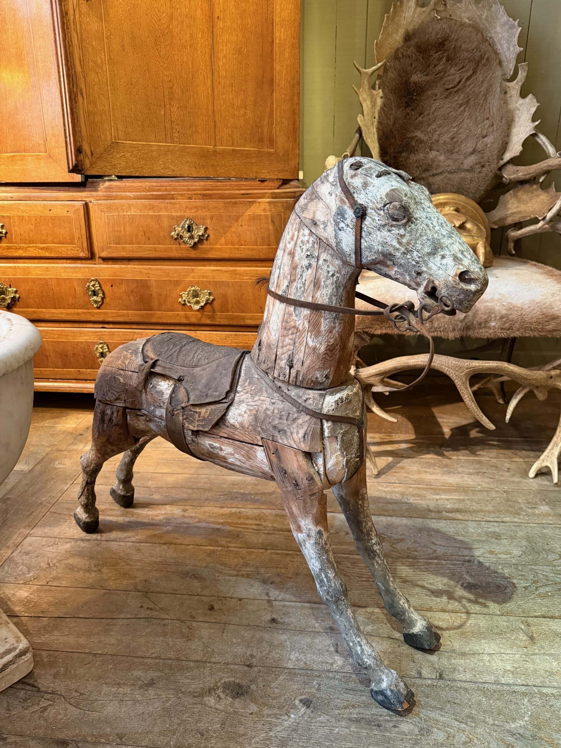 Cheval en bois sculpté en peint – France XIXe