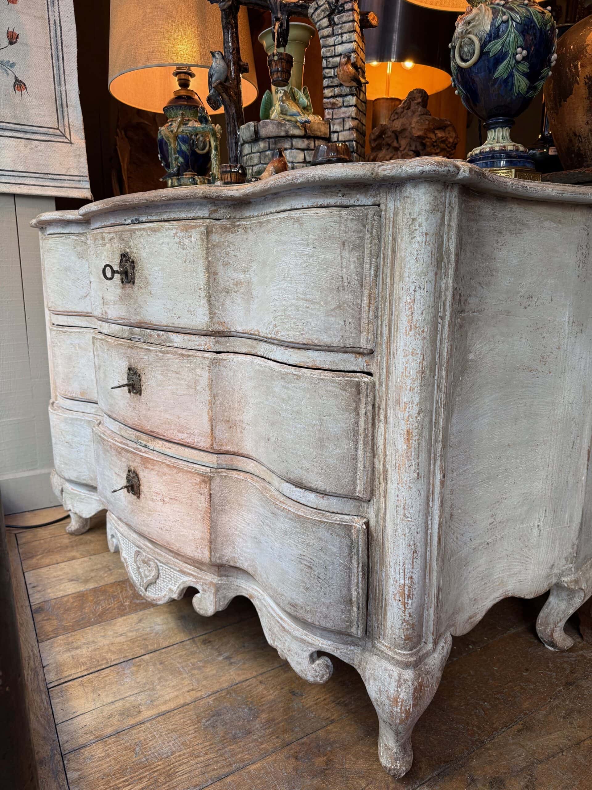 Commode suédoise en bois peint patine blanche – Motif coeur sculpté ca.1880