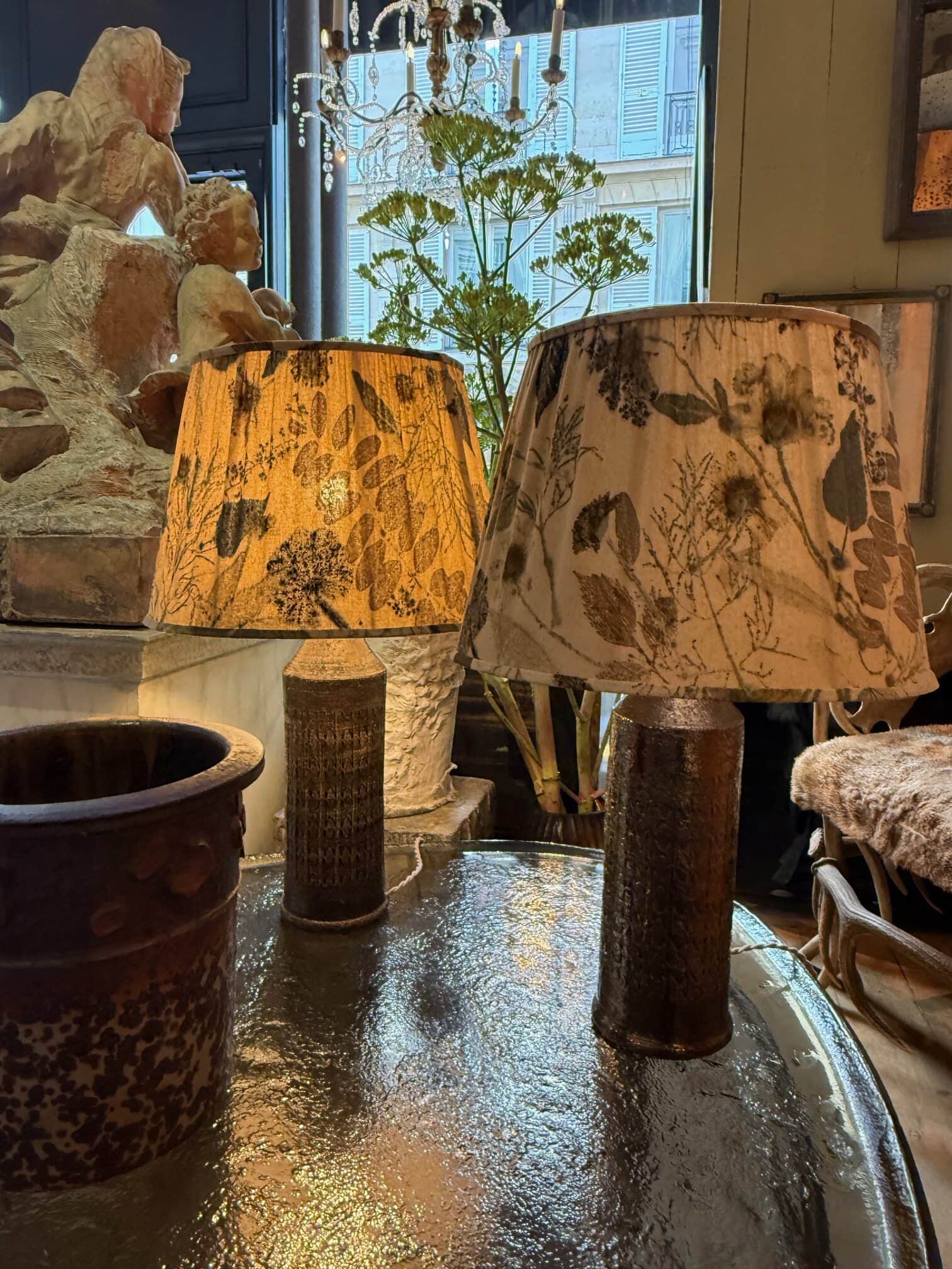 Paire de lampes céramique incisée émail graphite et abat/jour tissu Botanique en teinture naturelles