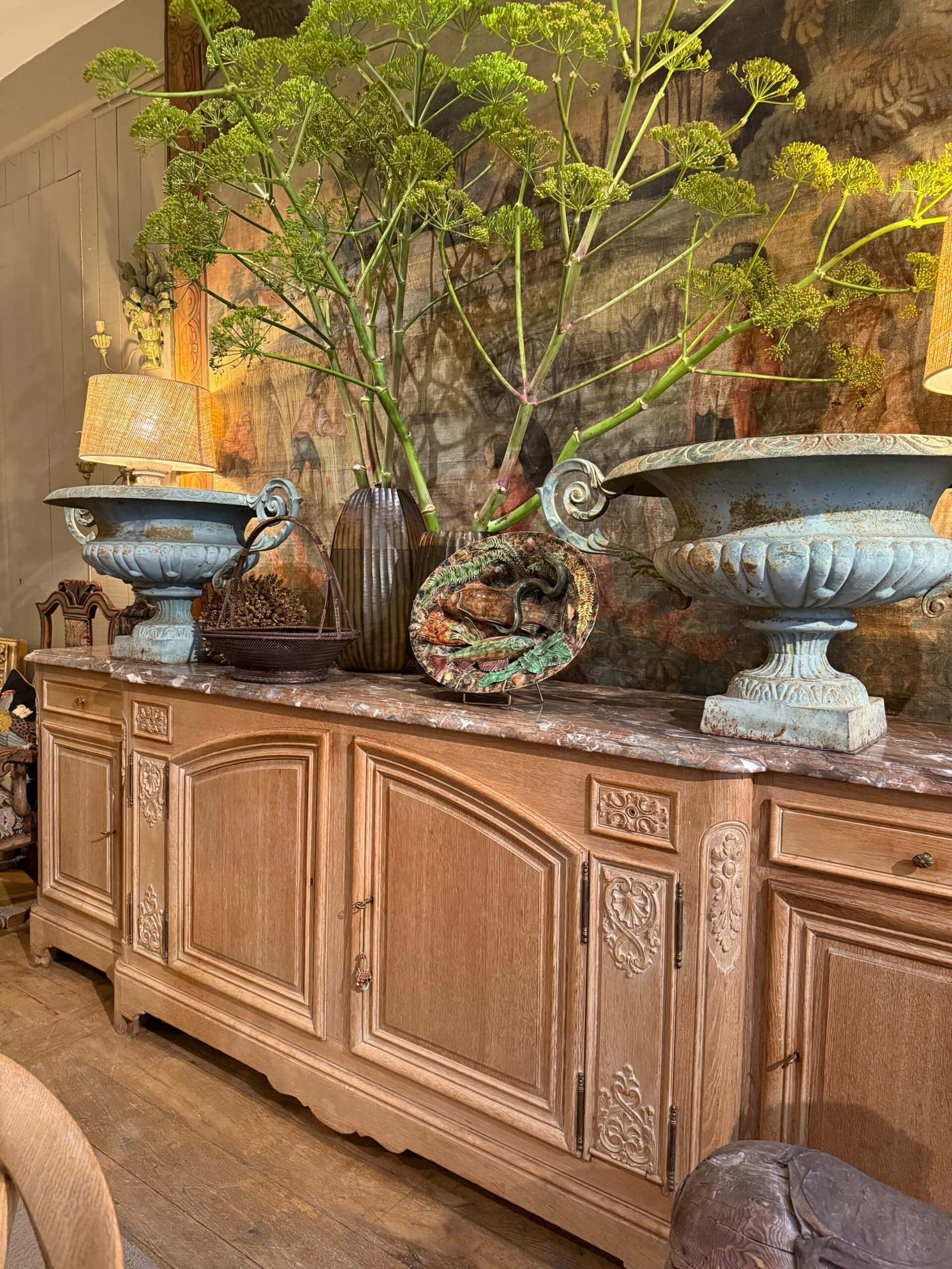 Grande enfilade en chêne clair 4 portes plateau en marbre rose – France XXe