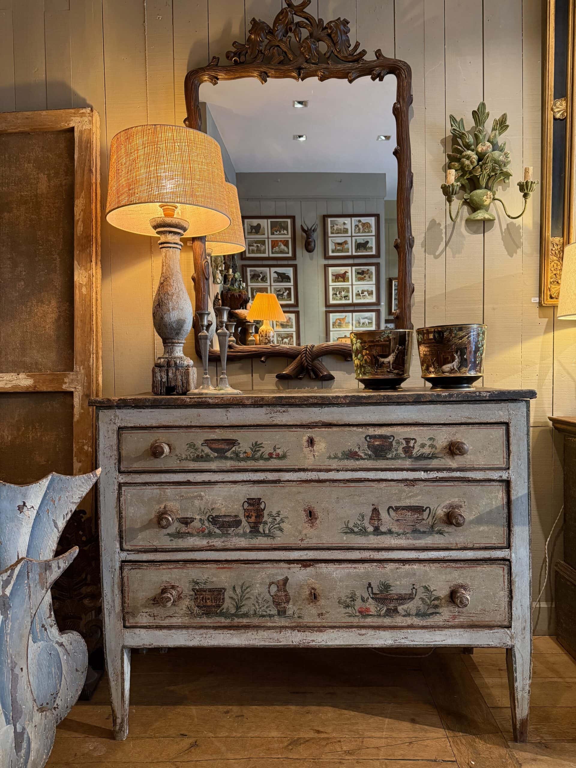 Commode italienne en bois peint décor “Arte povera”