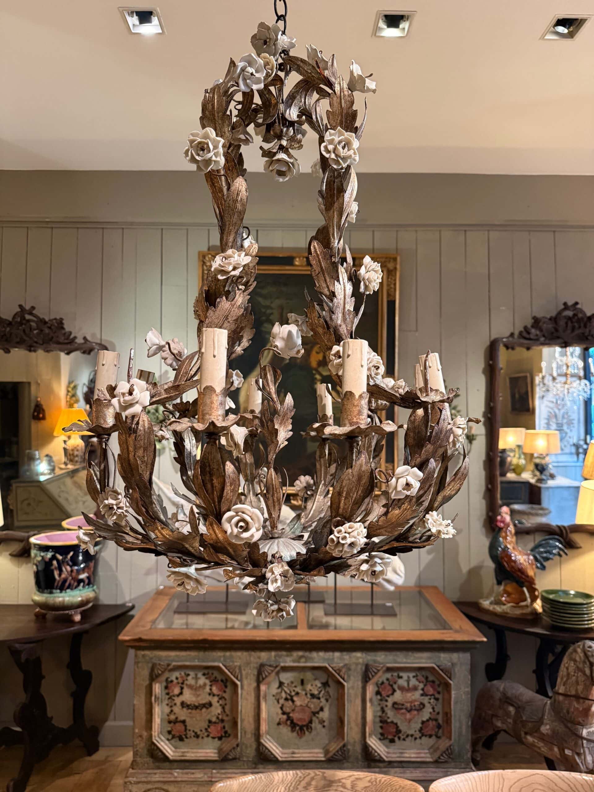 Lustre en tôle argentée & fleurs en porcelaine ivoire – Italie XIXe