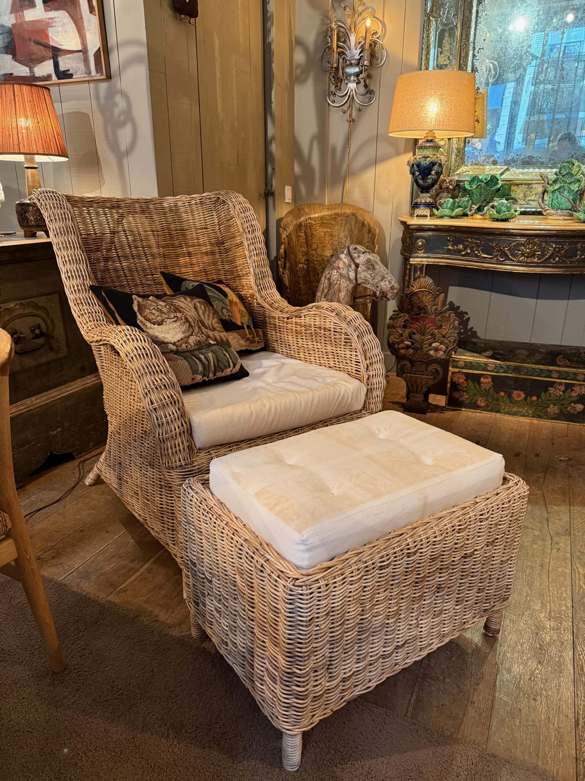 Grand fauteuil lounge+repose-pieds en rotin clair ca.1900