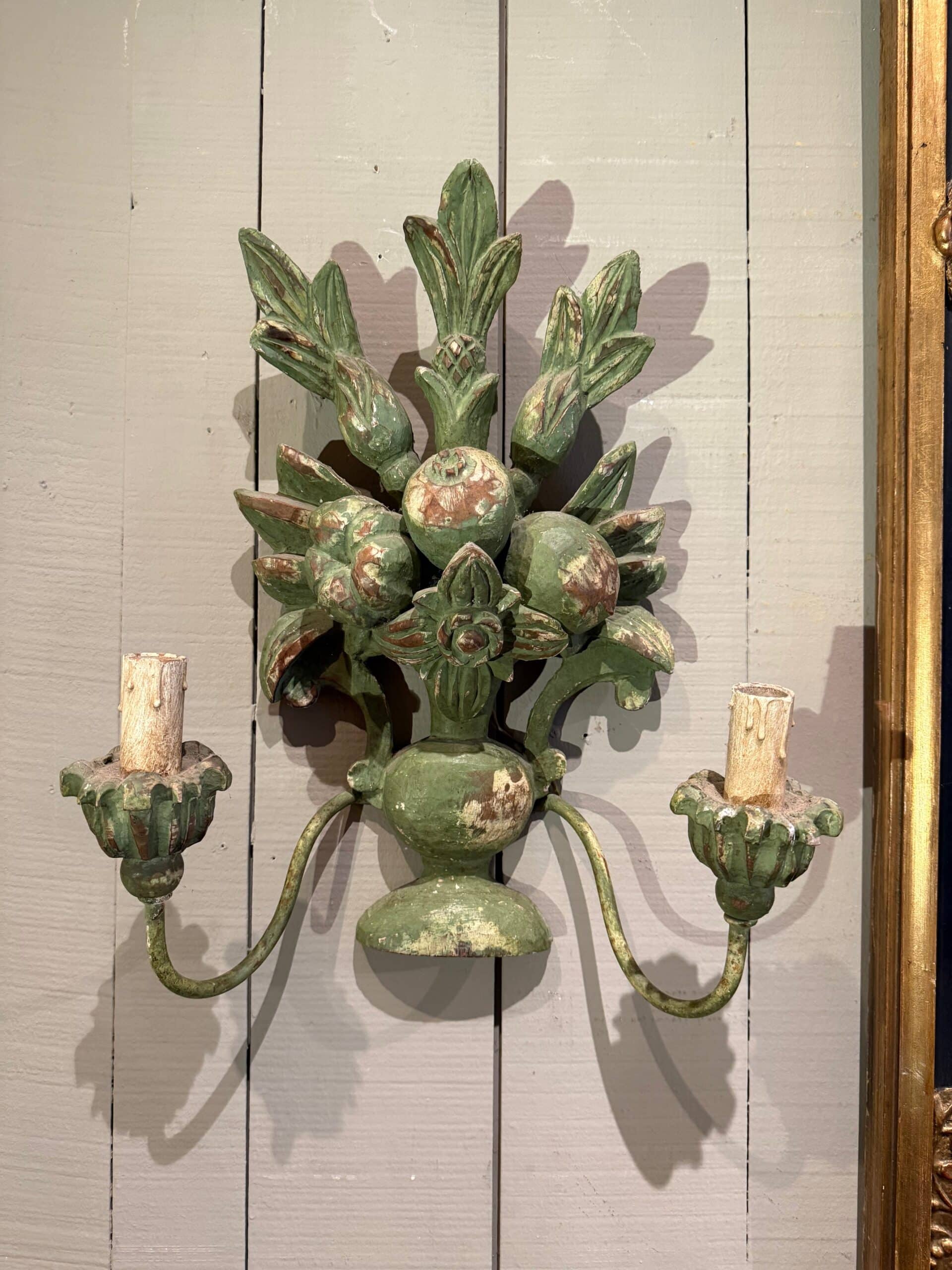 Paire d’appliques en bois sculpté & peint ca.1900