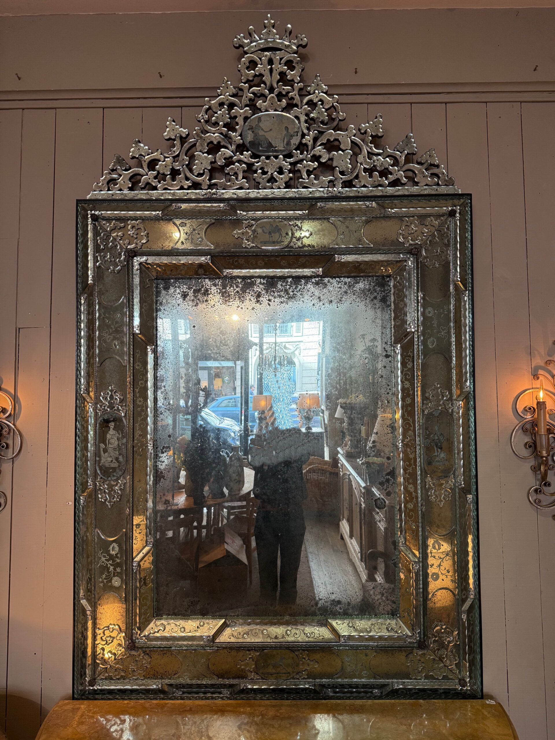 Important miroir à fronton en verre gravé de Murano fin XVIIIe