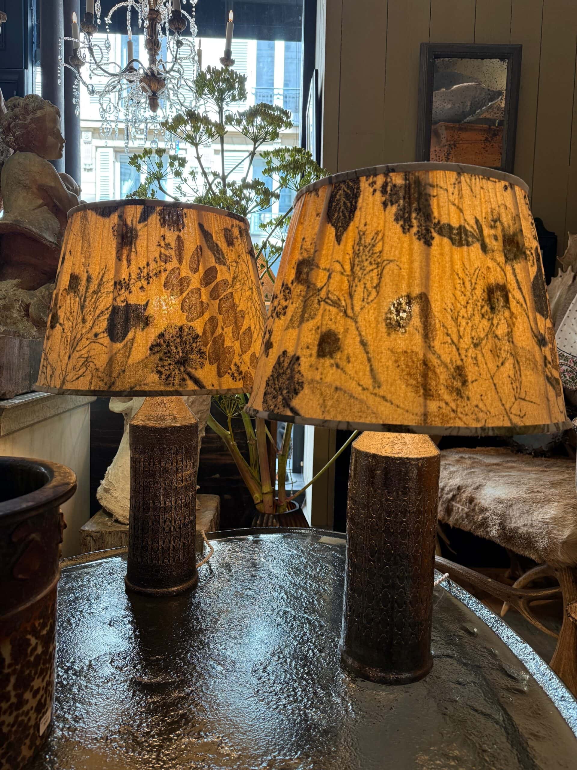 Paire de lampes céramique incisée émail graphite et abat/jour tissu Botanique en teinture naturelles