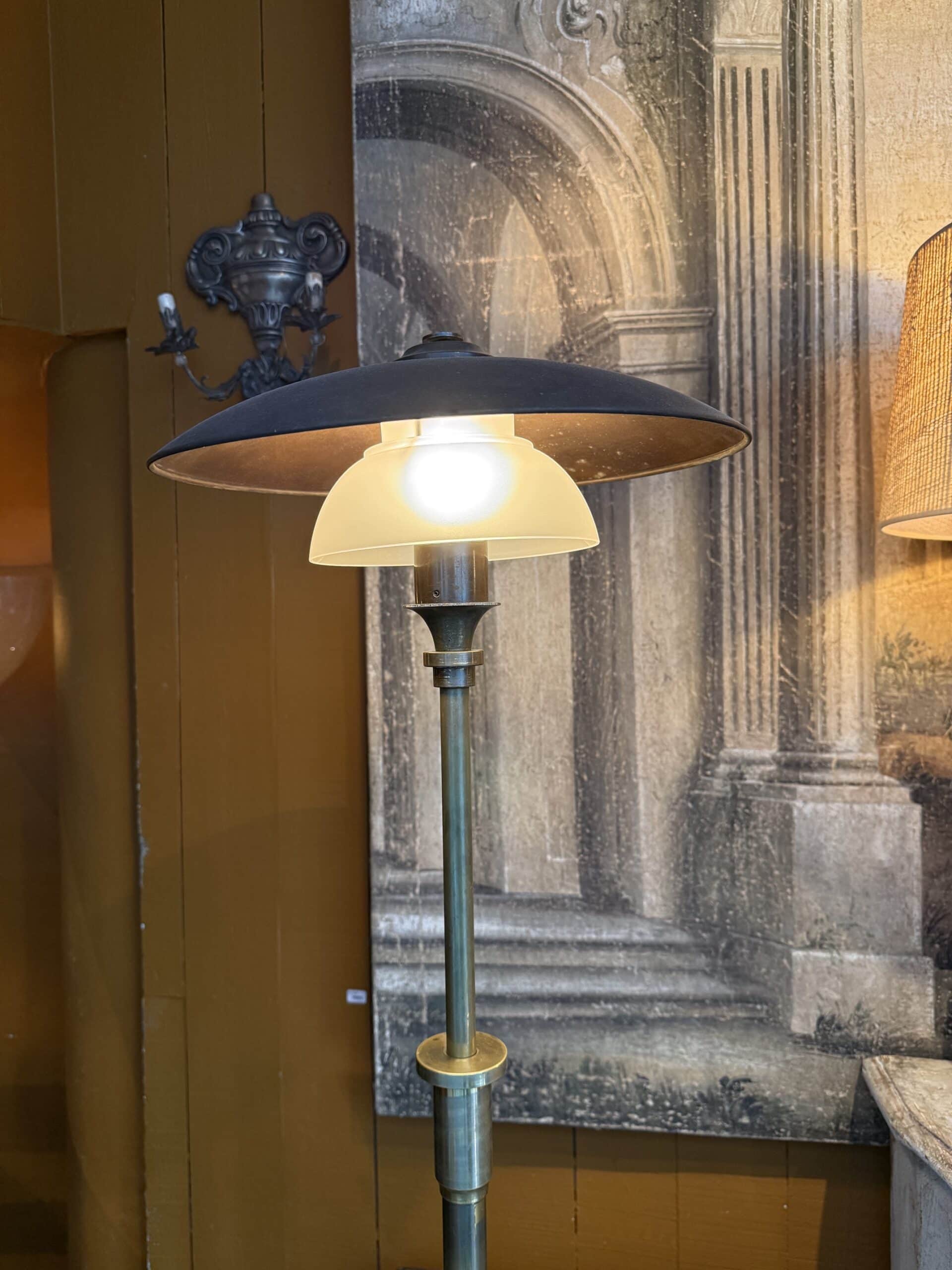Paire de lampadaires LYFA en laiton & A/J reflecteurs cuivre + opalines sablées – Danemark ca.1950