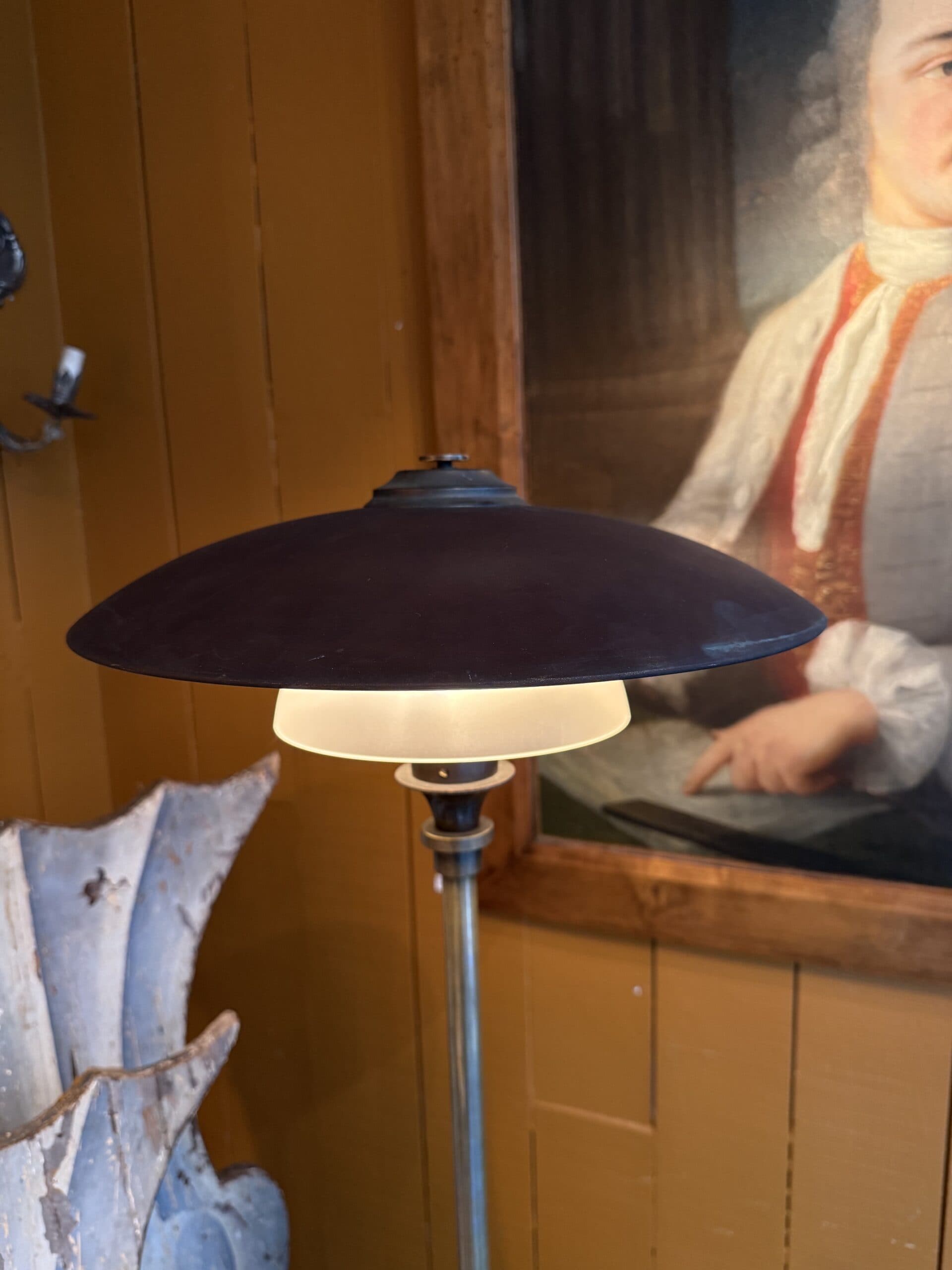 Paire de lampadaires LYFA en laiton & A/J reflecteurs cuivre + opalines sablées - Danemark ca.1950 – Image 5