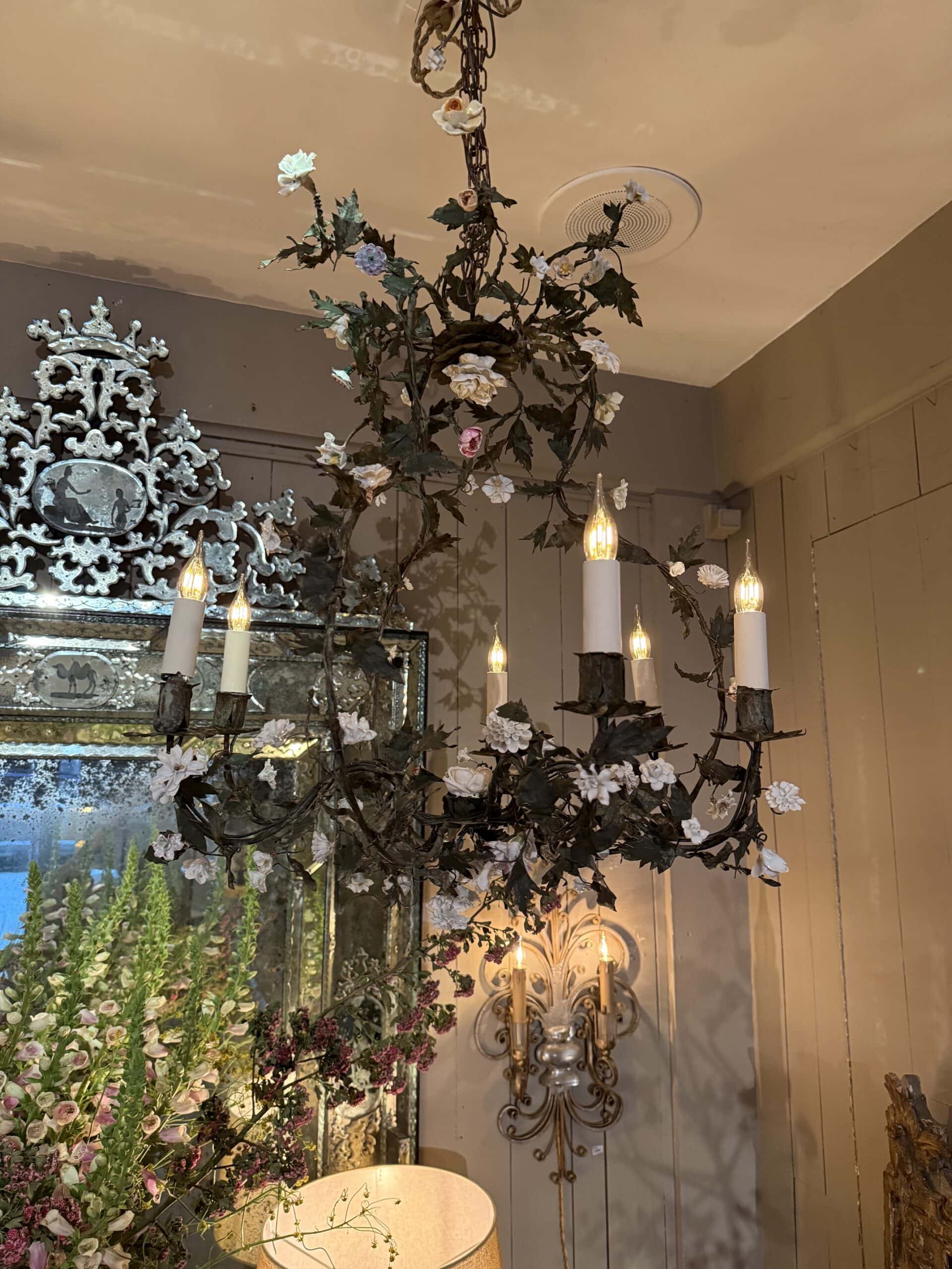 Lustre en tôle verte & fleurs en porcelaine ivoire – Italie XIXe