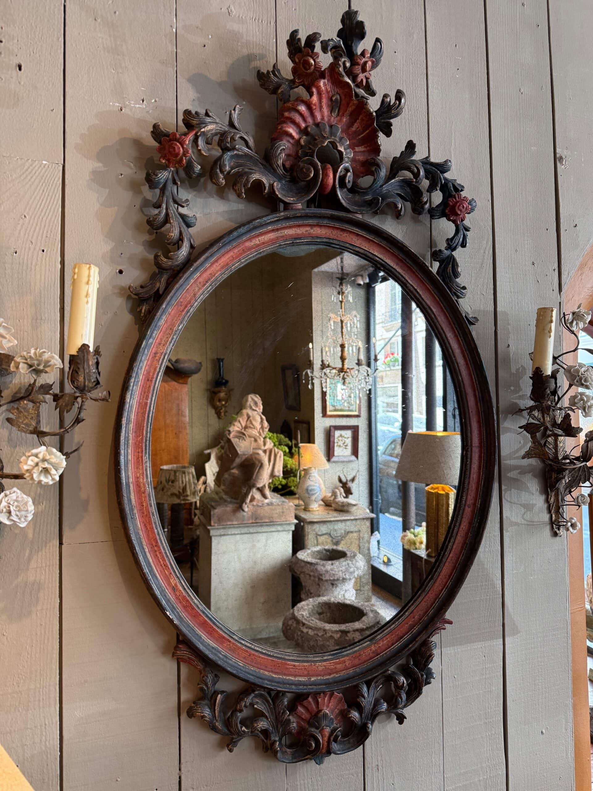 Miroir ovale Rocaille en bois sculpté et peint XIXe