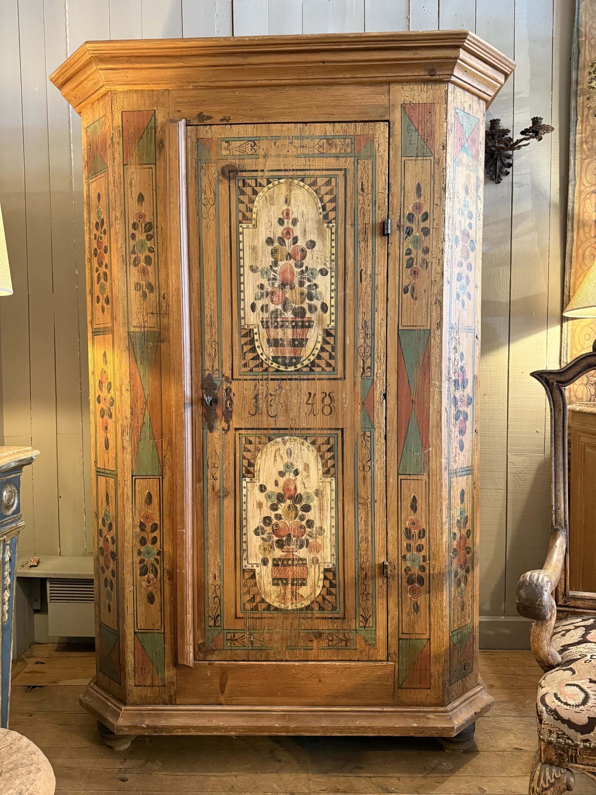 Armoire Tyrolienne en bois peint ocre à décor de vases fleuris – ca.1848