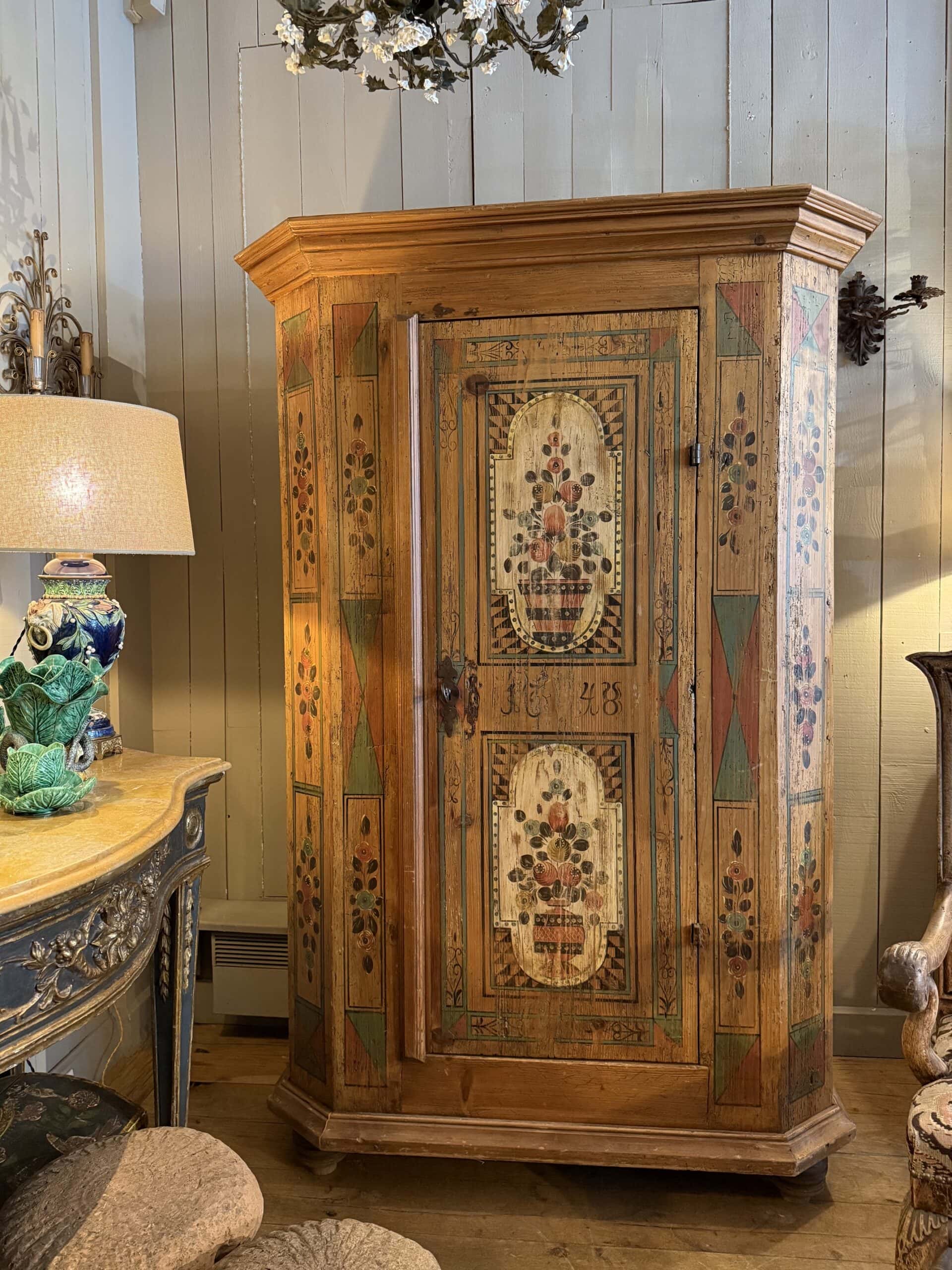 Armoire Tyrolienne en bois peint ocre à décor de vases fleuris - ca.1848 – Image 5