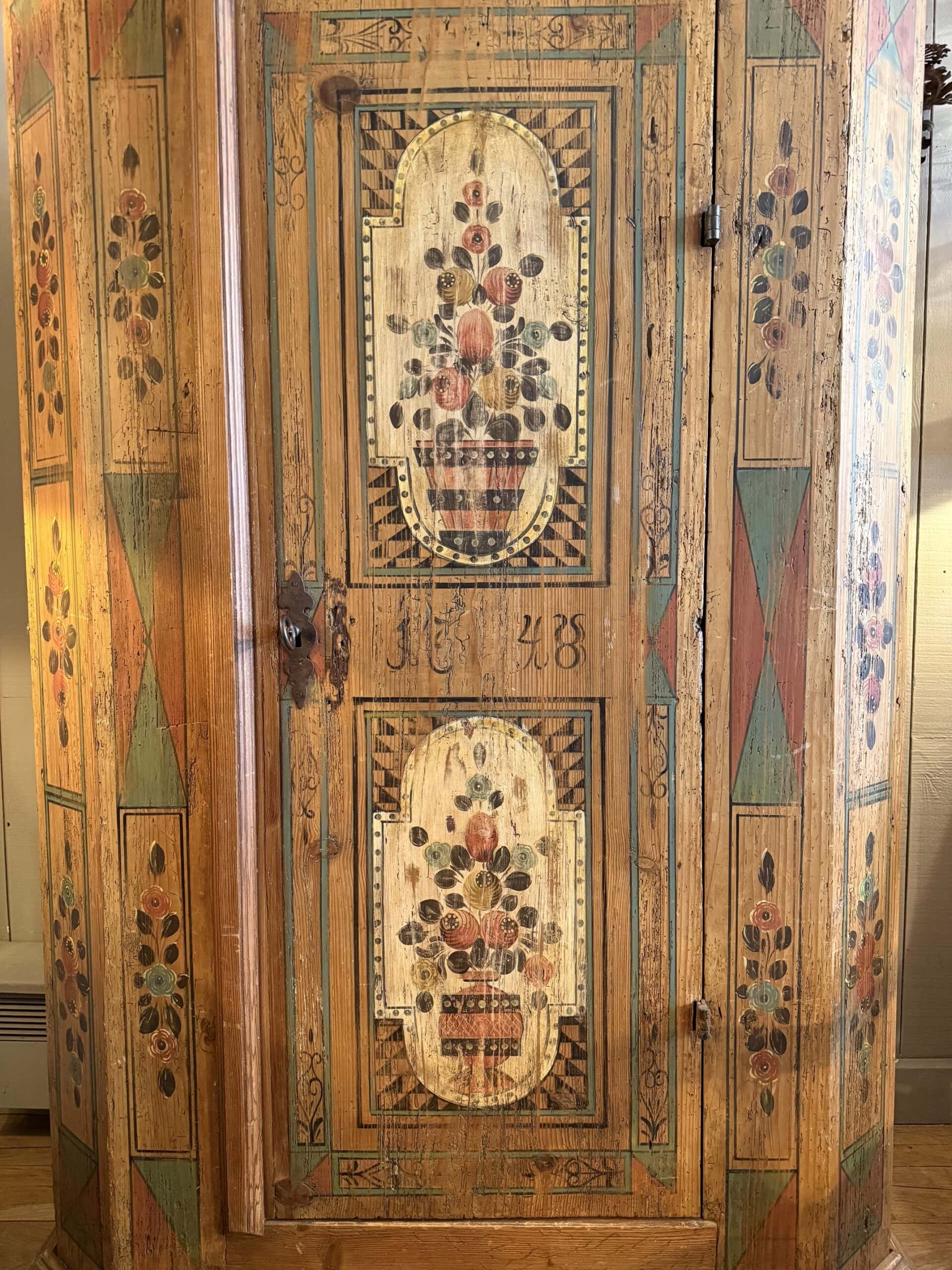 Armoire Tyrolienne en bois peint ocre à décor de vases fleuris - ca.1848 – Image 2