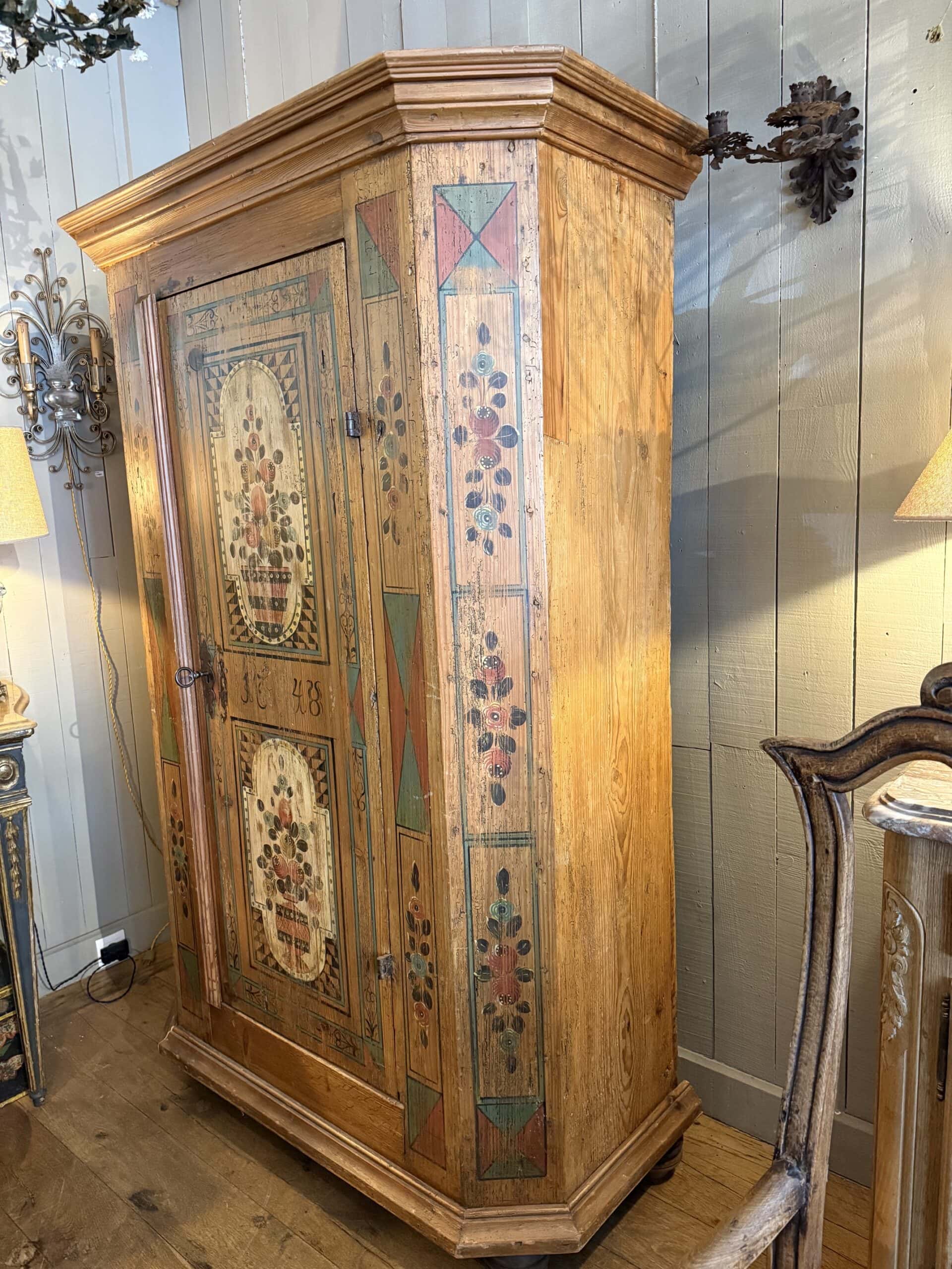 Armoire Tyrolienne en bois peint ocre à décor de vases fleuris - ca.1848 – Image 4