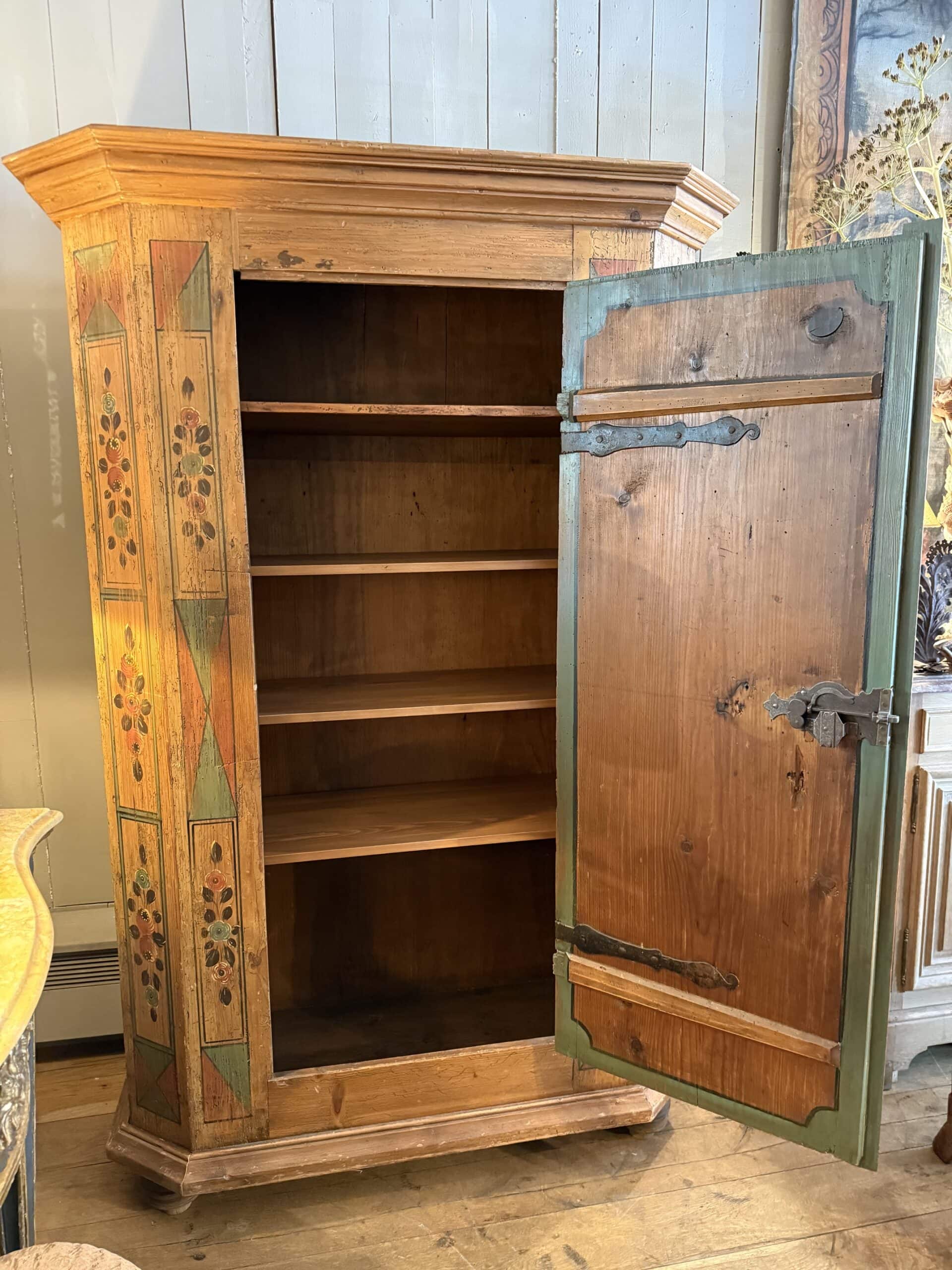 Armoire Tyrolienne en bois peint ocre à décor de vases fleuris - ca.1848 – Image 3